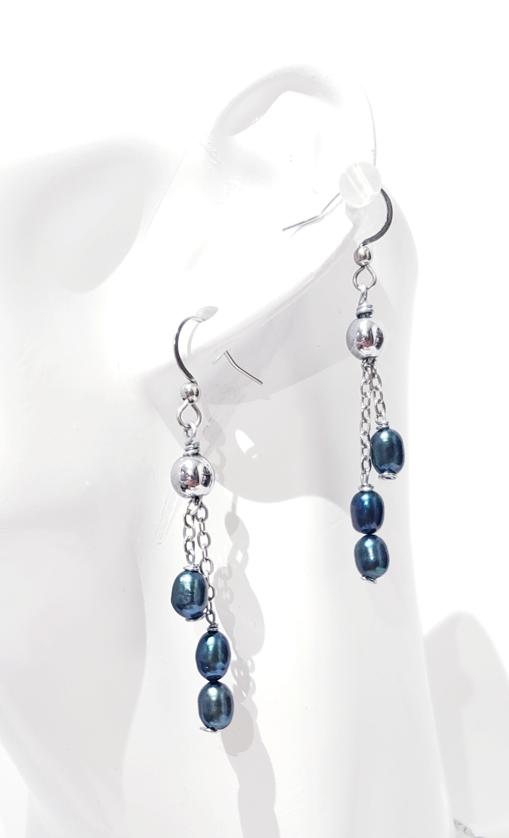 Conjunto de collar y aretes de Perlas Cultivadas de Agua Dulce será un complemento perfecto para su colección de accesorios. Las perlas naturales tienen un acabado suave y brillante que brilla con cada movimiento - K.Beloved LLC
