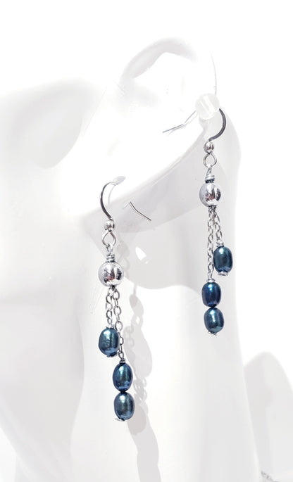 Conjunto de collar y aretes de Perlas Cultivadas de Agua Dulce será un complemento perfecto para su colección de accesorios. Las perlas naturales tienen un acabado suave y brillante que brilla con cada movimiento - K.Beloved LLC