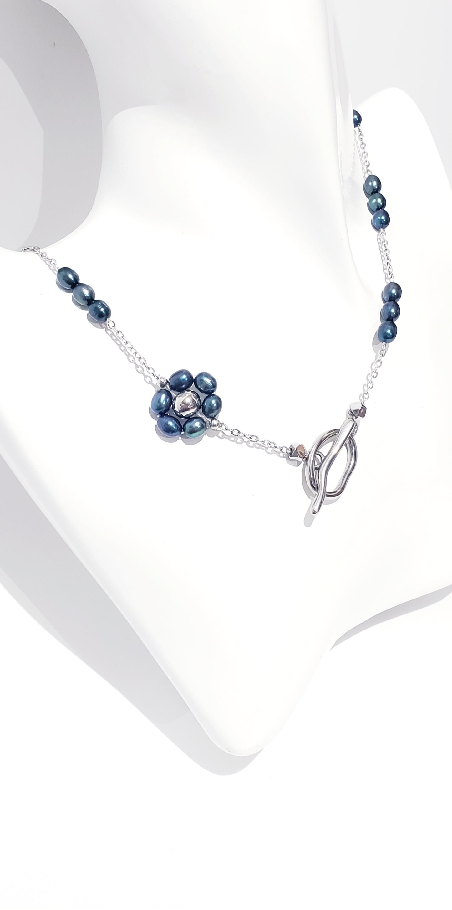 Conjunto de collar y aretes de Perlas Cultivadas de Agua Dulce será un complemento perfecto para su colección de accesorios. Las perlas naturales tienen un acabado suave y brillante que brilla con cada movimiento - K.Beloved LLC