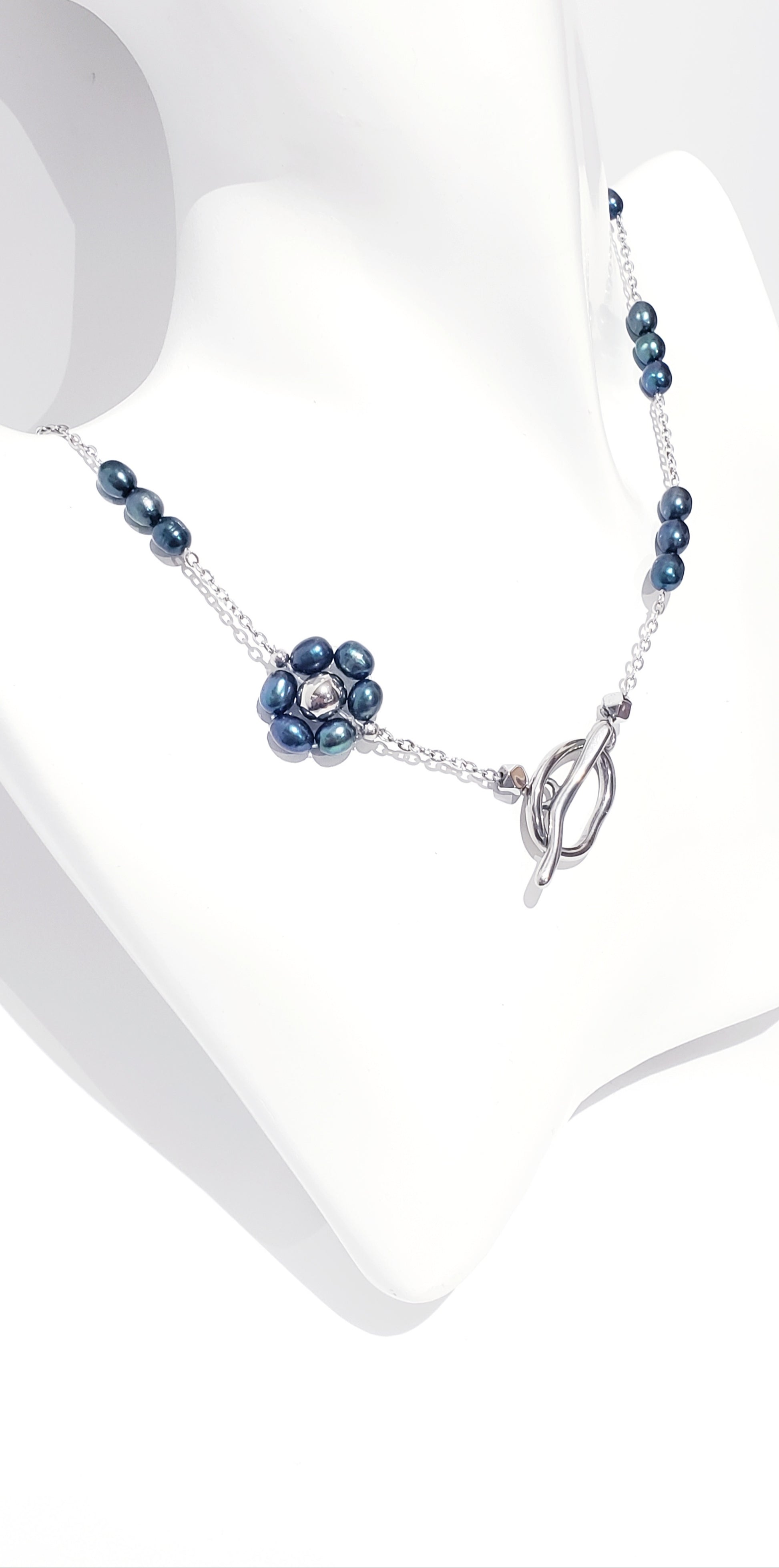 Conjunto de collar y aretes de Perlas Cultivadas de Agua Dulce será un complemento perfecto para su colección de accesorios. Las perlas naturales tienen un acabado suave y brillante que brilla con cada movimiento - K.Beloved LLC