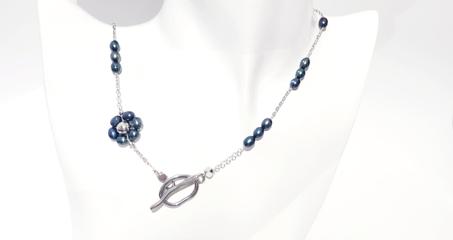 Conjunto de collar y aretes de Perlas Cultivadas de Agua Dulce será un complemento perfecto para su colección de accesorios. Las perlas naturales tienen un acabado suave y brillante que brilla con cada movimiento - K.Beloved LLC