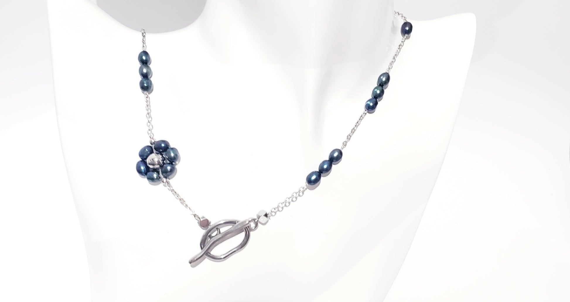 Conjunto de collar y aretes de Perlas Cultivadas de Agua Dulce será un complemento perfecto para su colección de accesorios. Las perlas naturales tienen un acabado suave y brillante que brilla con cada movimiento - K.Beloved LLC
