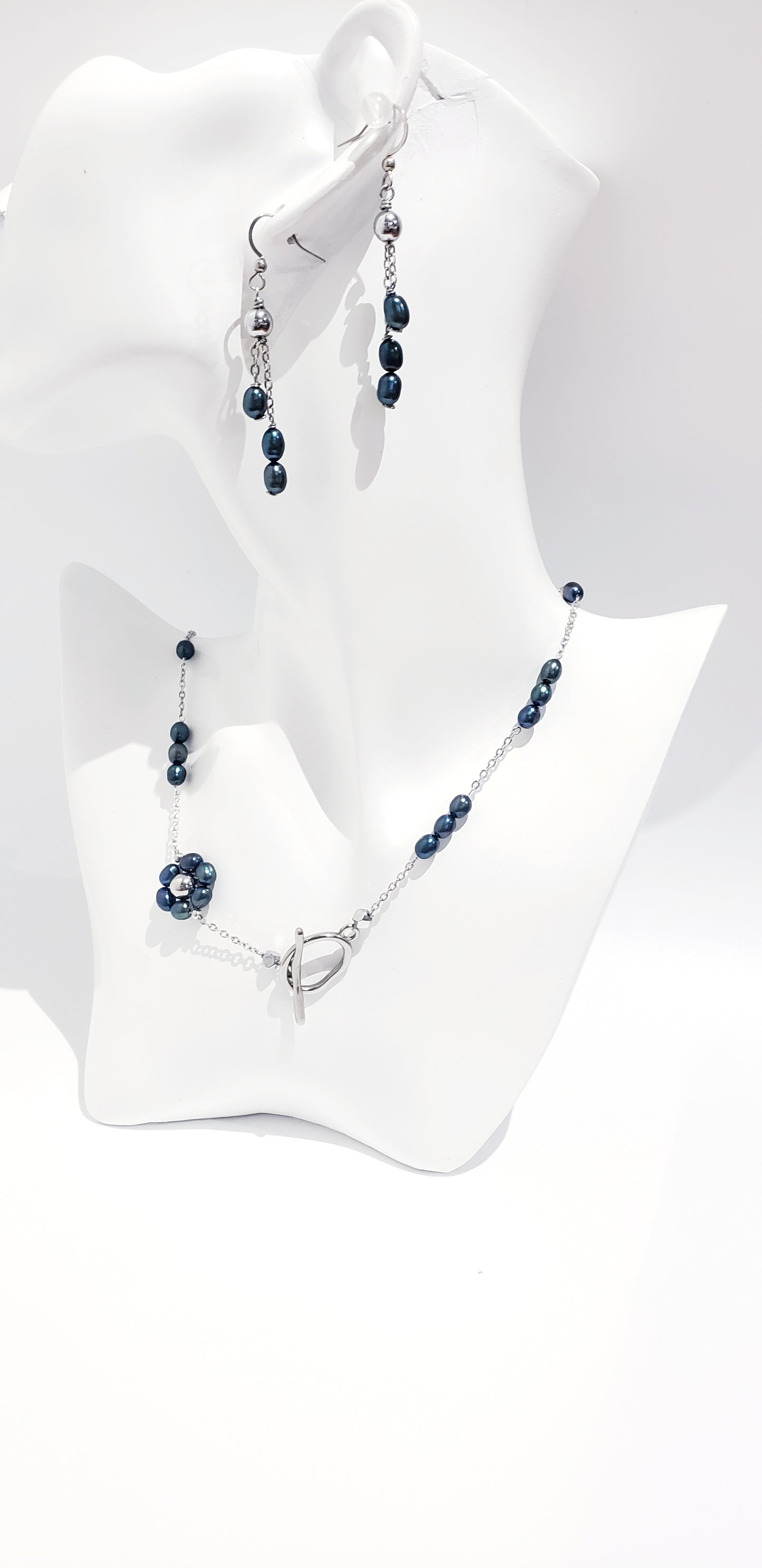 Conjunto de collar y aretes de Perlas Cultivadas de Agua Dulce será un complemento perfecto para su colección de accesorios. Las perlas naturales tienen un acabado suave y brillante que brilla con cada movimiento - K.Beloved LLC