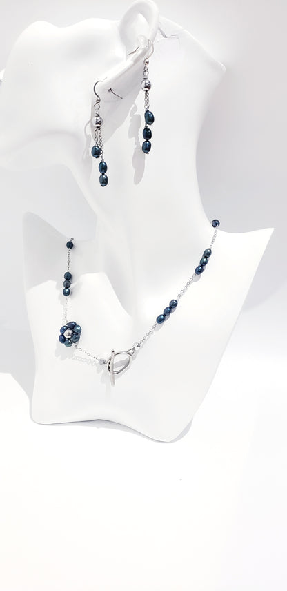 Conjunto de collar y aretes de Perlas Cultivadas de Agua Dulce será un complemento perfecto para su colección de accesorios. Las perlas naturales tienen un acabado suave y brillante que brilla con cada movimiento - K.Beloved LLC