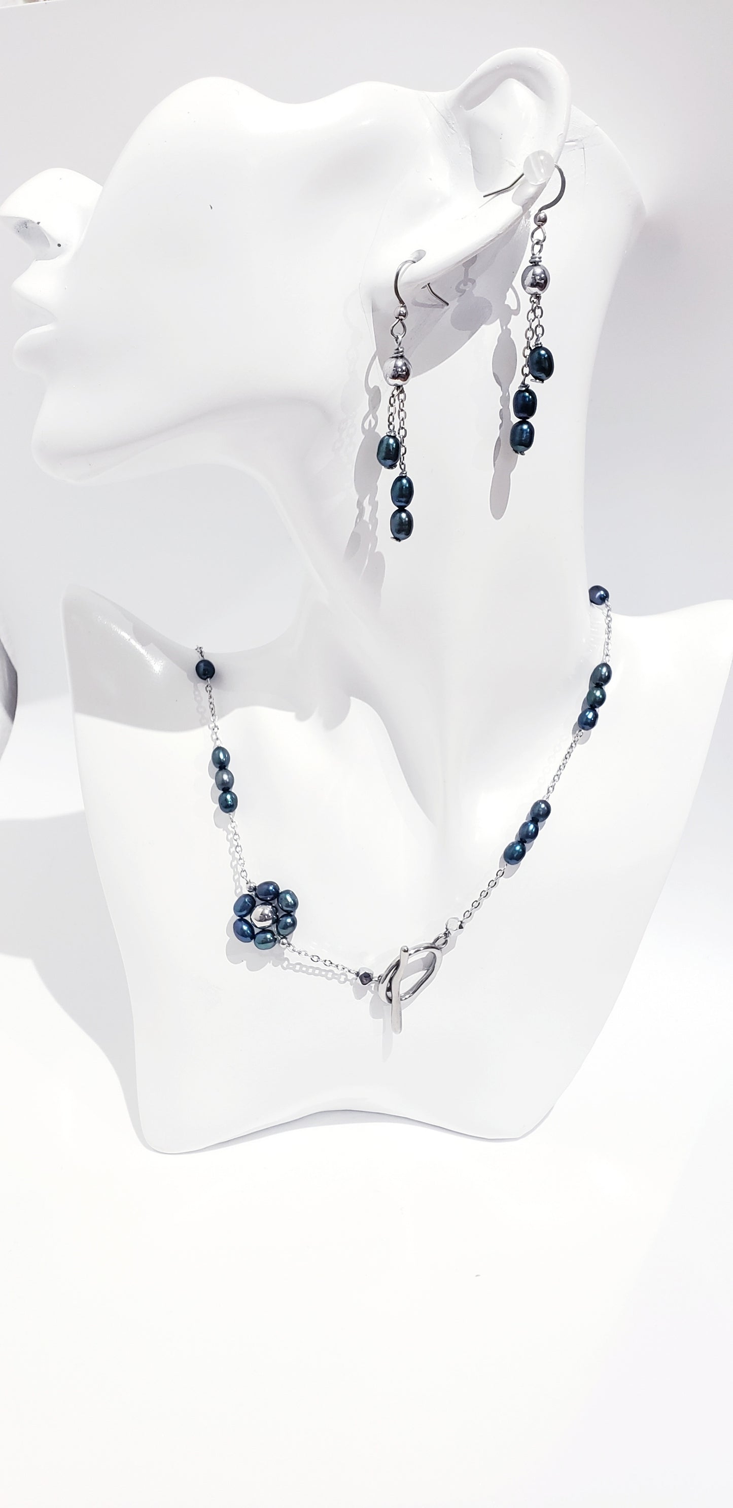 Conjunto de collar y aretes de Perlas Cultivadas de Agua Dulce será un complemento perfecto para su colección de accesorios. Las perlas naturales tienen un acabado suave y brillante que brilla con cada movimiento - K.Beloved LLC