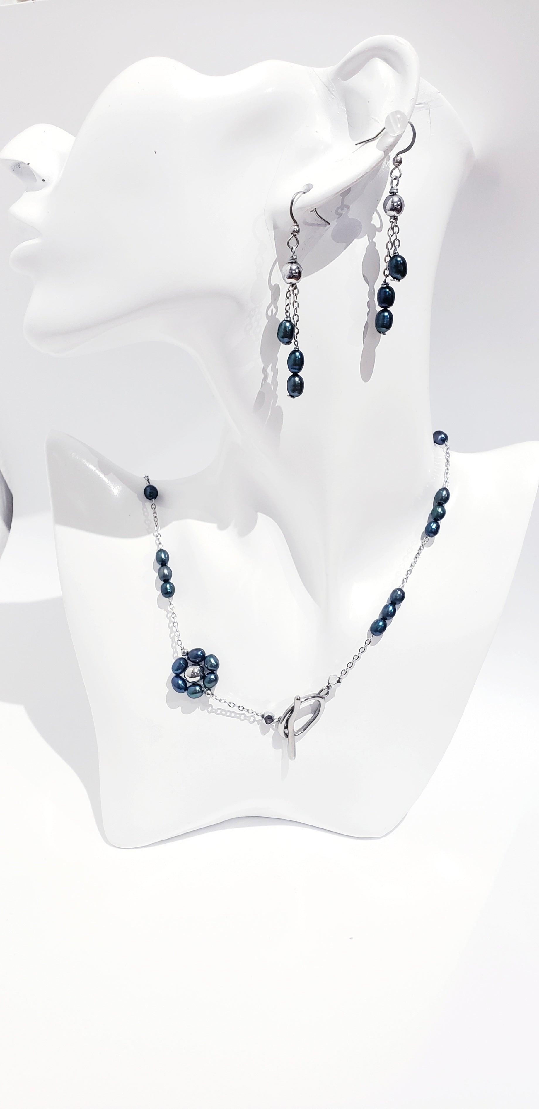 Conjunto de collar y aretes de Perlas Cultivadas de Agua Dulce será un complemento perfecto para su colección de accesorios. Las perlas naturales tienen un acabado suave y brillante que brilla con cada movimiento - K.Beloved LLC