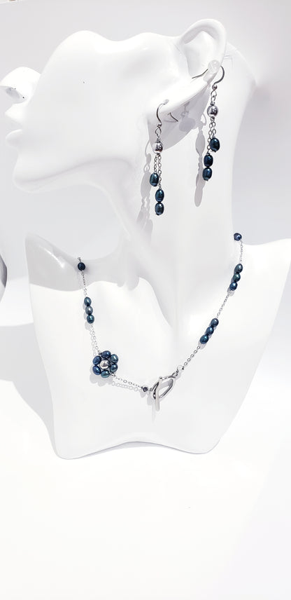 Conjunto de collar y aretes de Perlas Cultivadas de Agua Dulce será un complemento perfecto para su colección de accesorios. Las perlas naturales tienen un acabado suave y brillante que brilla con cada movimiento - K.Beloved LLC