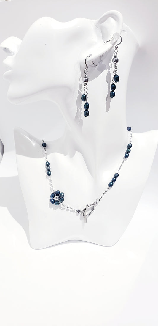 Conjunto de collar y aretes de Perlas Cultivadas de Agua Dulce será un complemento perfecto para su colección de accesorios. Las perlas naturales tienen un acabado suave y brillante que brilla con cada movimiento - K.Beloved LLC