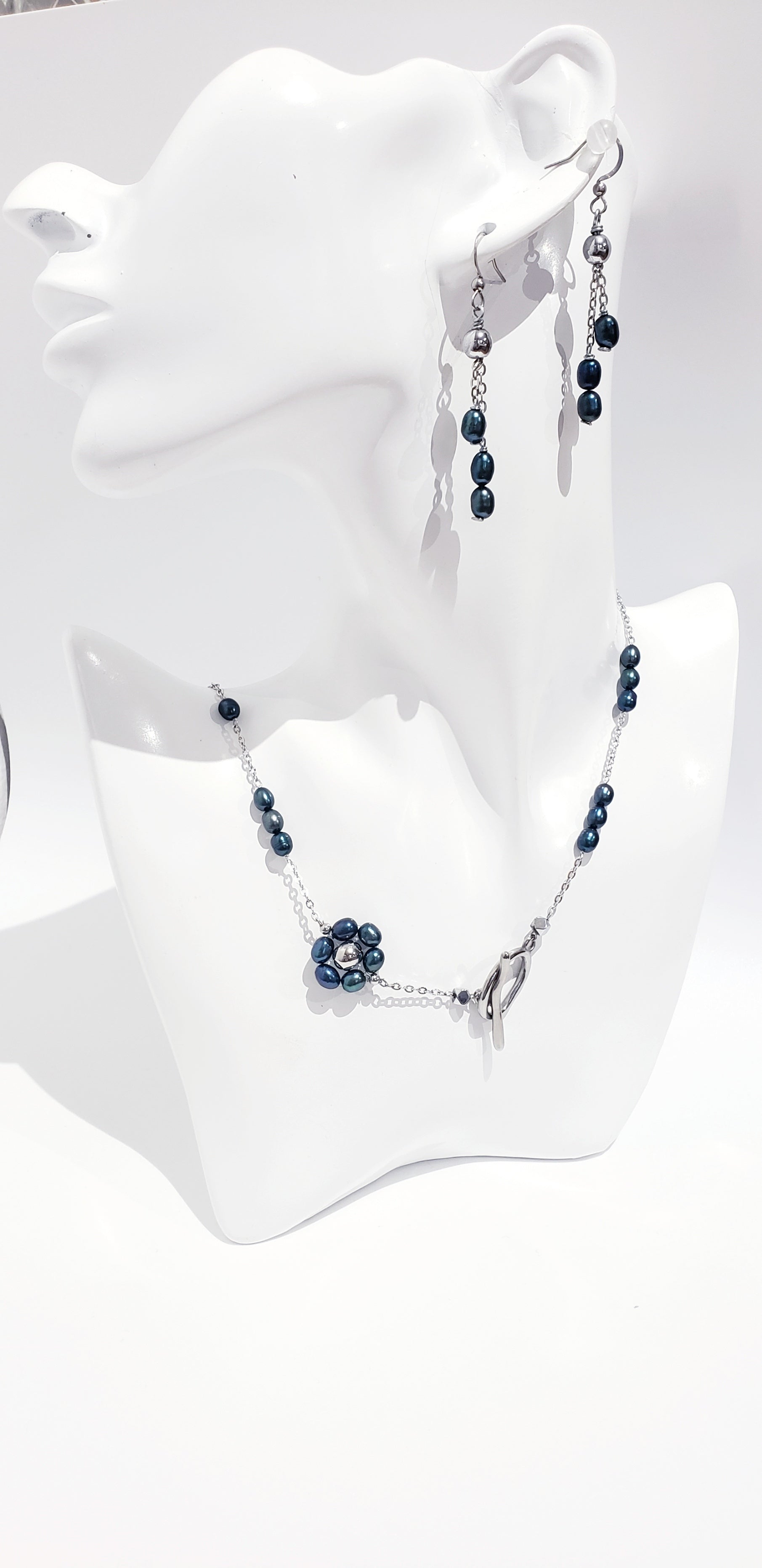 Conjunto de collar y aretes de Perlas Cultivadas de Agua Dulce será un complemento perfecto para su colección de accesorios. Las perlas naturales tienen un acabado suave y brillante que brilla con cada movimiento - K.Beloved LLC