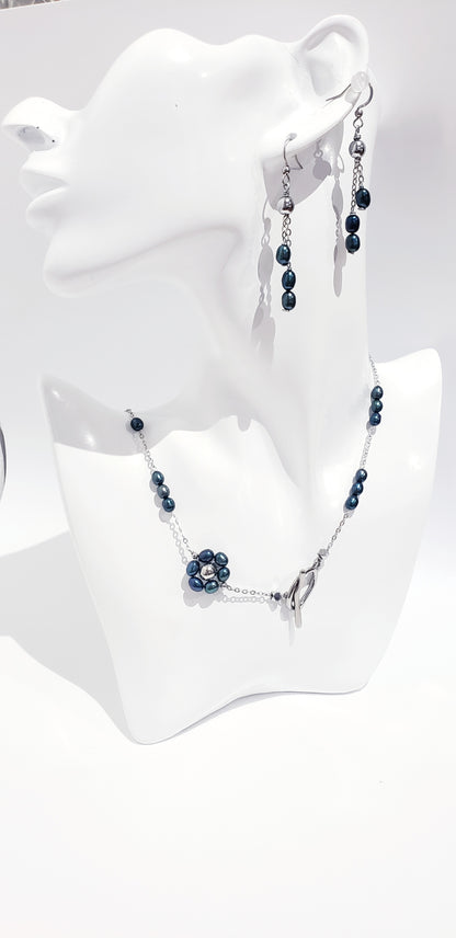 Conjunto de collar y aretes de Perlas Cultivadas de Agua Dulce será un complemento perfecto para su colección de accesorios. Las perlas naturales tienen un acabado suave y brillante que brilla con cada movimiento - K.Beloved LLC