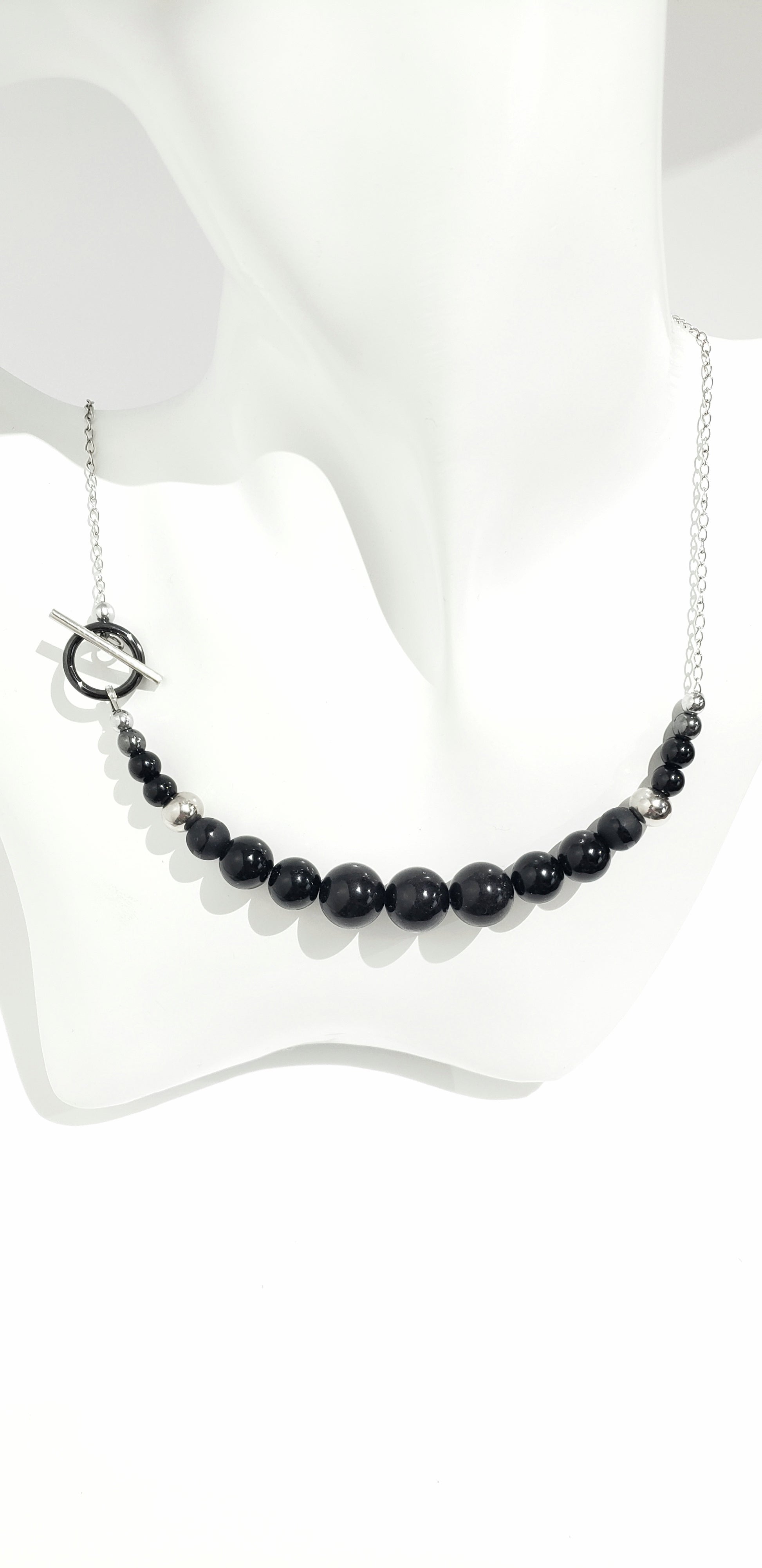 Conjunto de Collar y Aretes está elaborado en acero inoxidable con bellas  piedra de Agata y Onix negra. - K.Beloved LLC