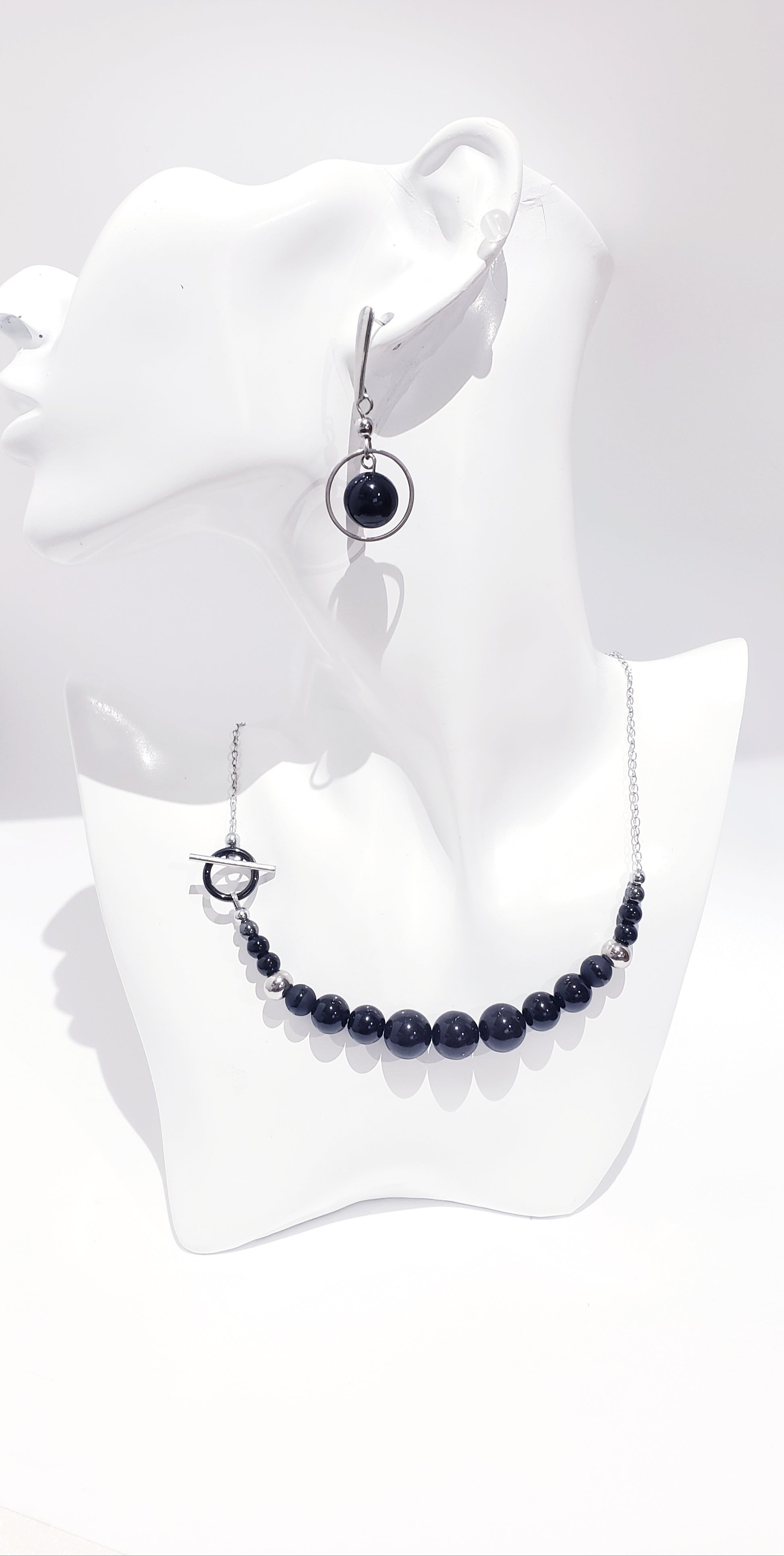Conjunto de Collar y Aretes está elaborado en acero inoxidable con bellas  piedra de Agata y Onix negra. - K.Beloved LLC