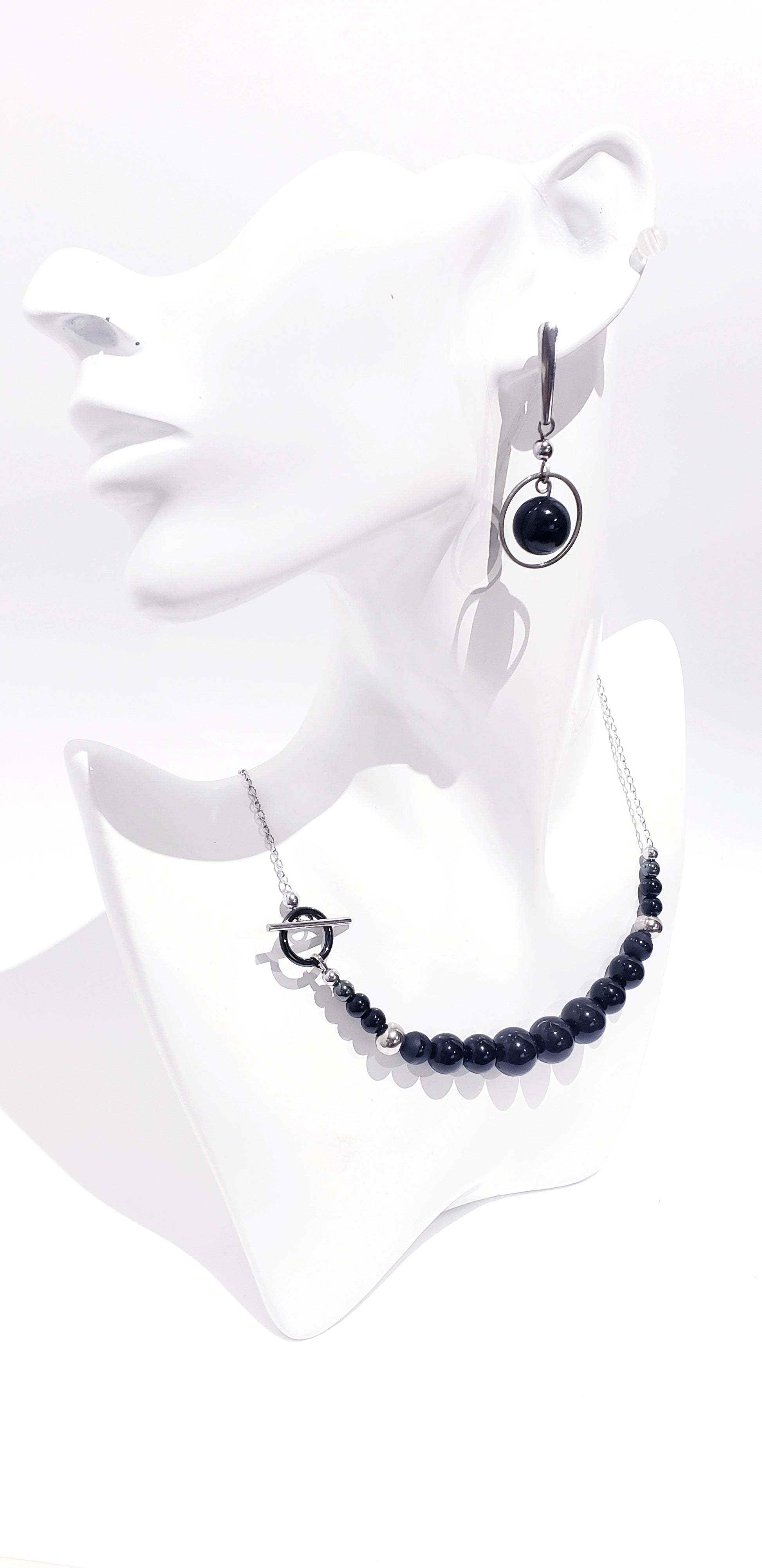 Conjunto de Collar y Aretes está elaborado en acero inoxidable con bellas  piedra de Agata y Onix negra. - K.Beloved LLC