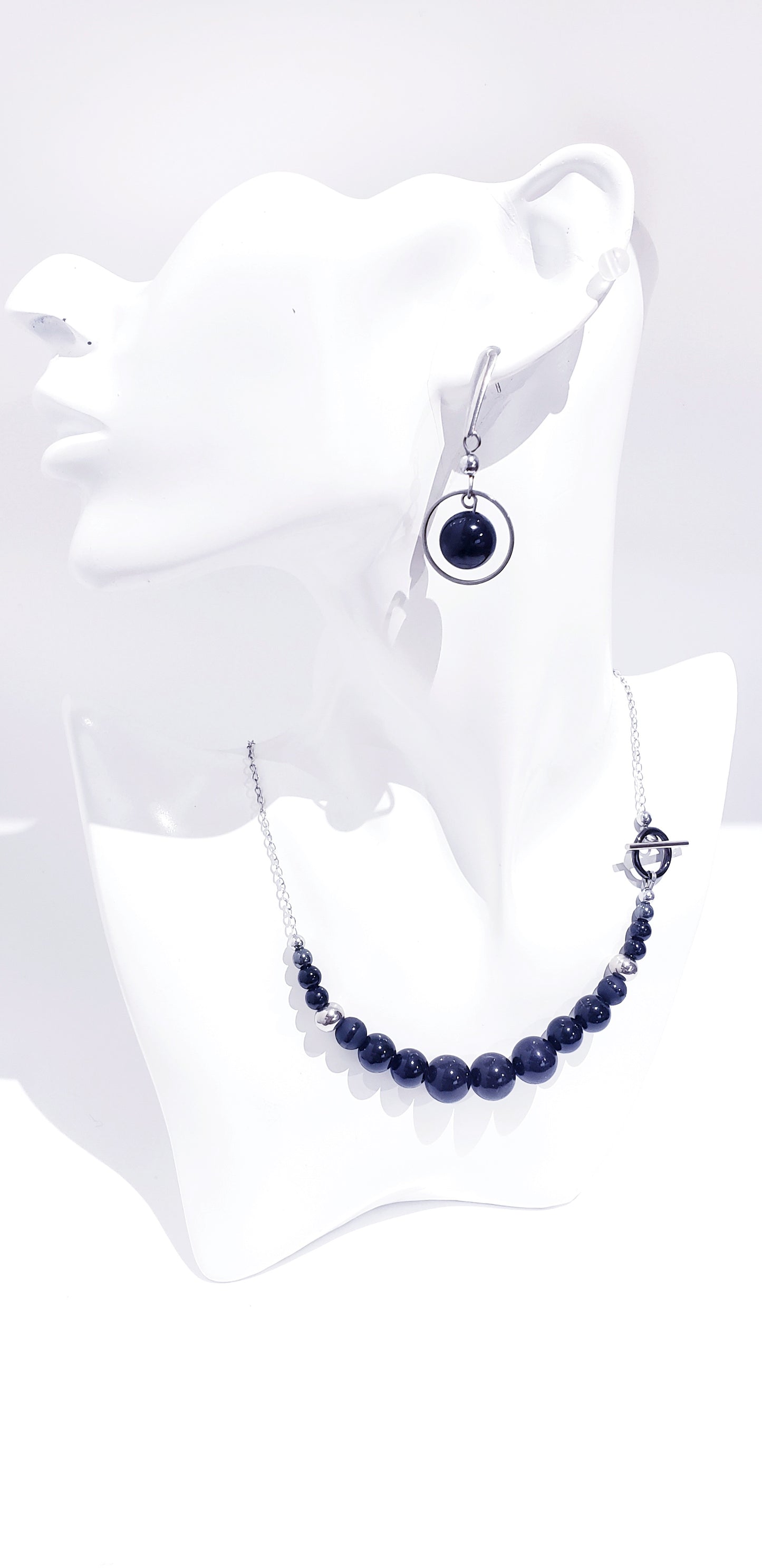 Conjunto de Collar y Aretes está elaborado en acero inoxidable con bellas  piedra de Agata y Onix negra. - K.Beloved LLC