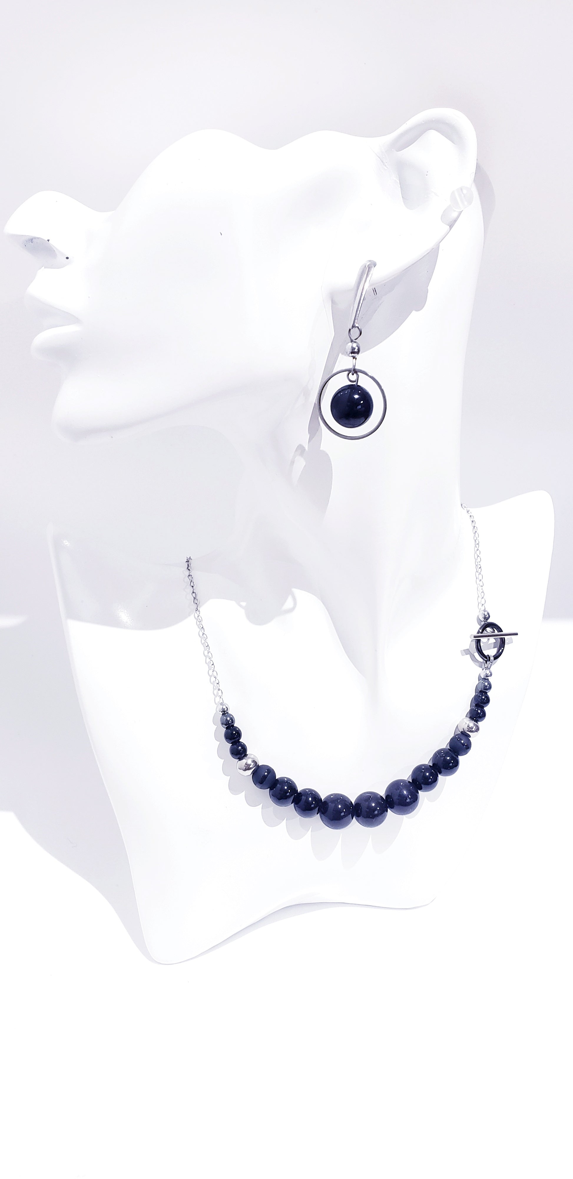 Conjunto de Collar y Aretes está elaborado en acero inoxidable con bellas  piedra de Agata y Onix negra. - K.Beloved LLC