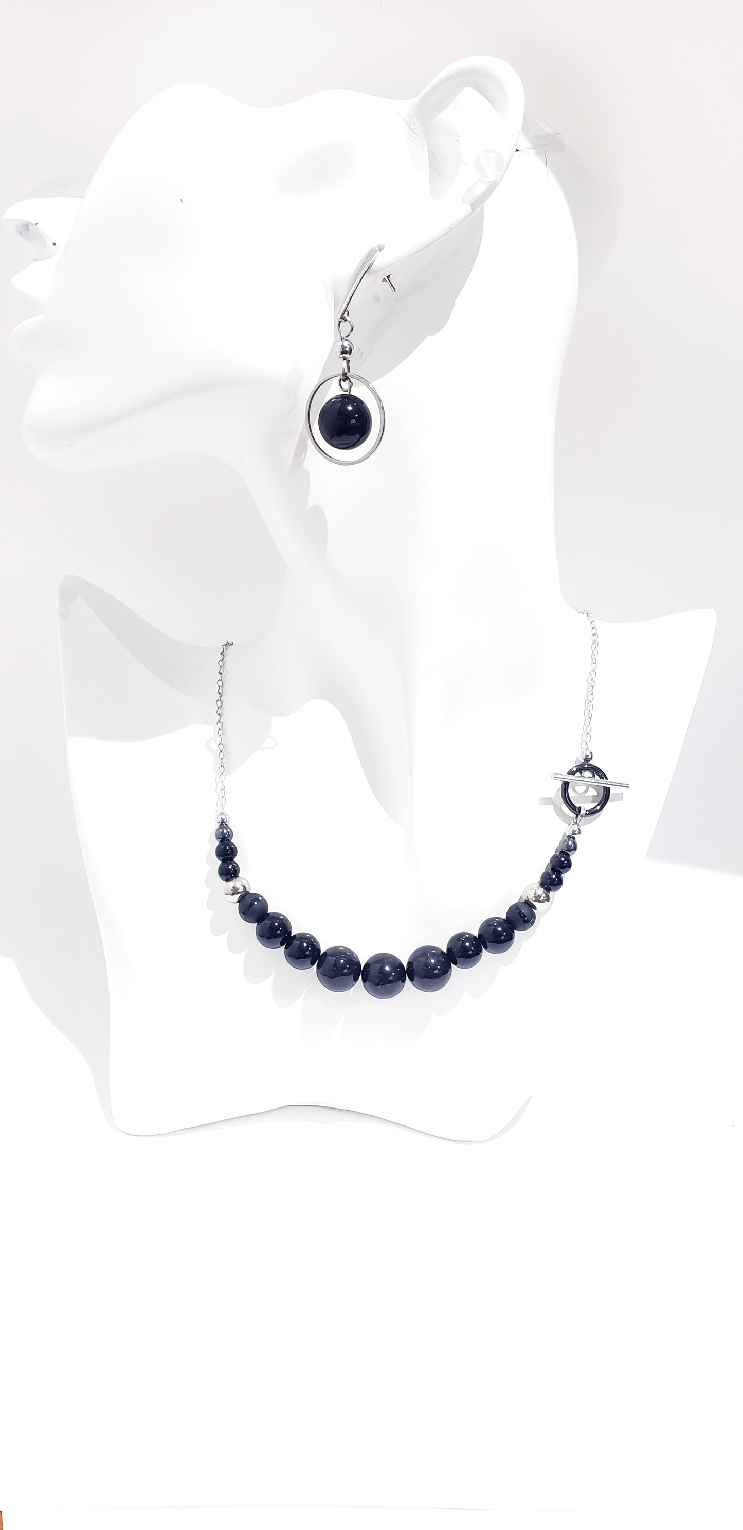 Conjunto de Collar y Aretes está elaborado en acero inoxidable con bellas  piedra de Agata y Onix negra. - K.Beloved LLC