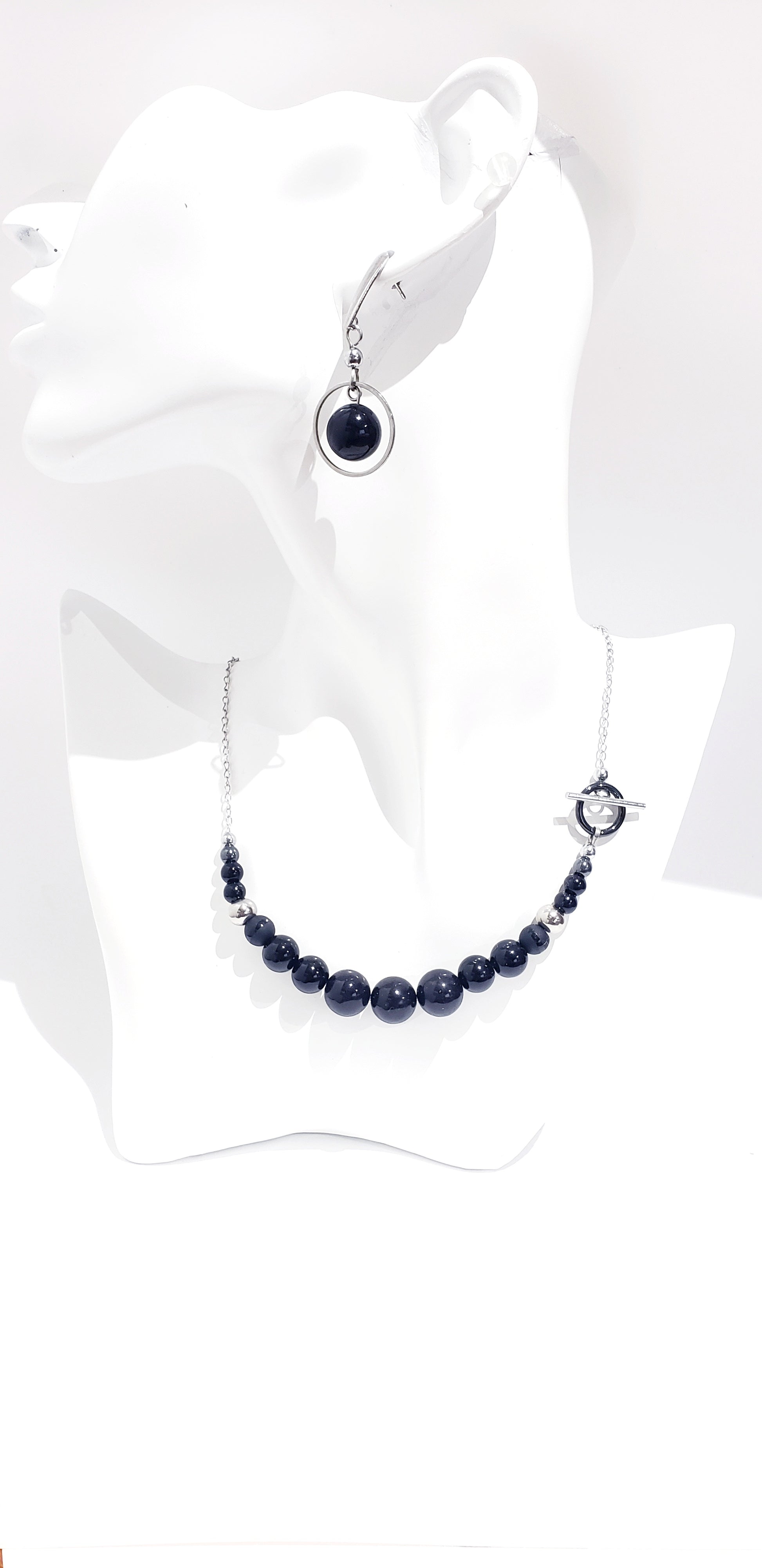 Conjunto de Collar y Aretes está elaborado en acero inoxidable con bellas  piedra de Agata y Onix negra. - K.Beloved LLC