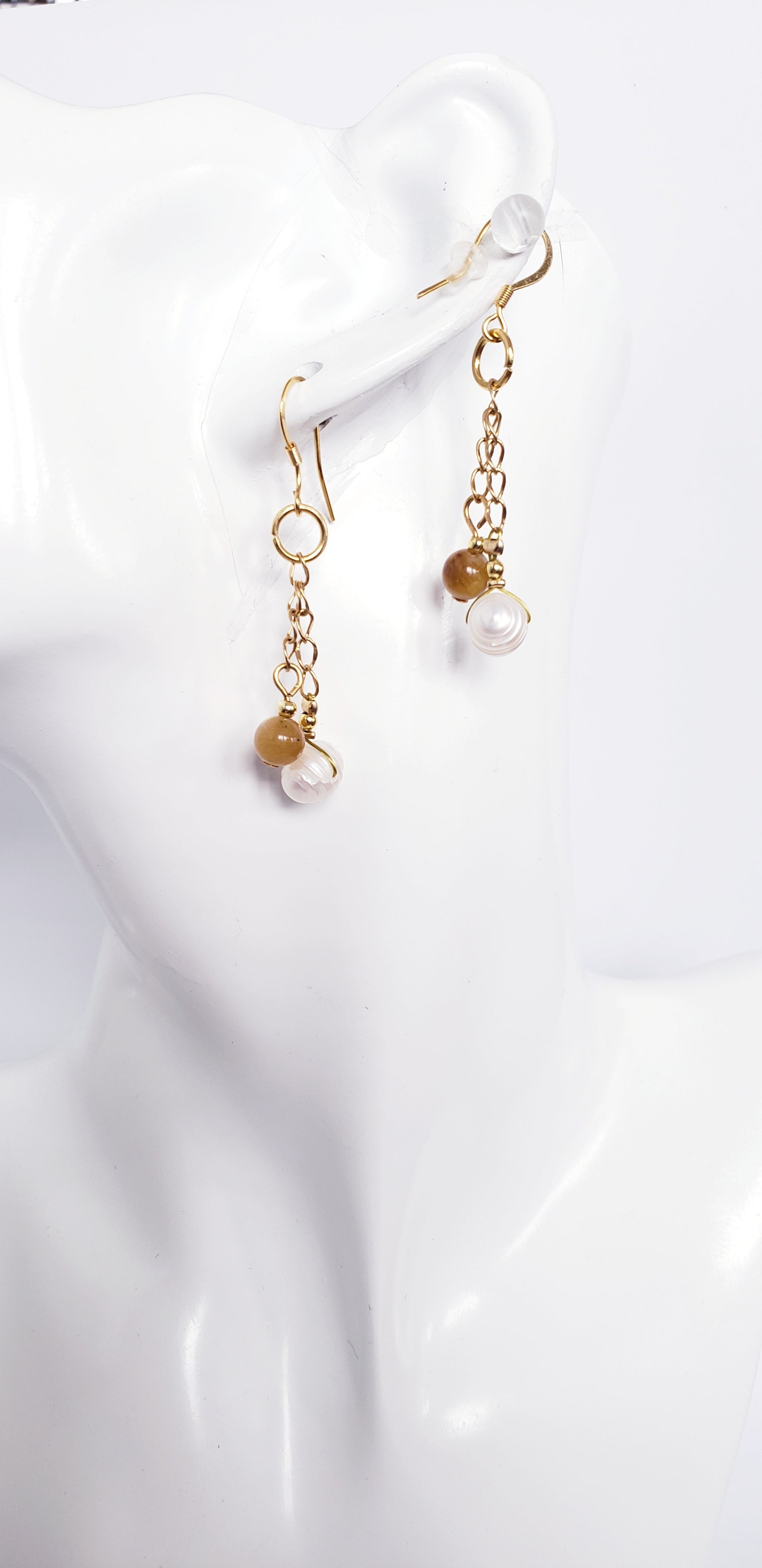 Delicado y Moderno Collar de Perlas de Agua Dulce Con un Toque de Cuarzo en combinación con unos Aretes Largos - K.Beloved LLC