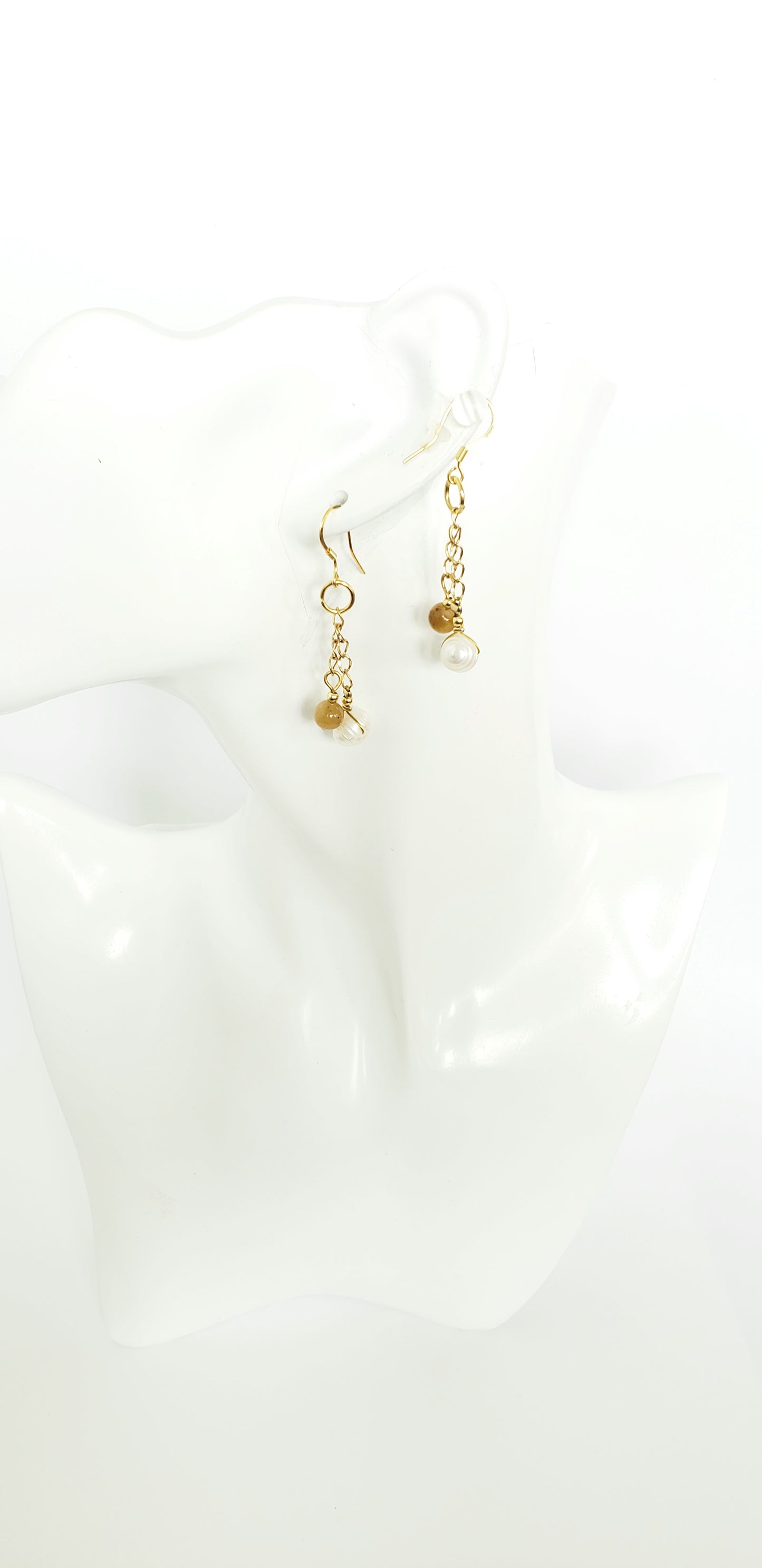 Delicado y Moderno Collar de Perlas de Agua Dulce Con un Toque de Cuarzo en combinación con unos Aretes Largos - K.Beloved LLC