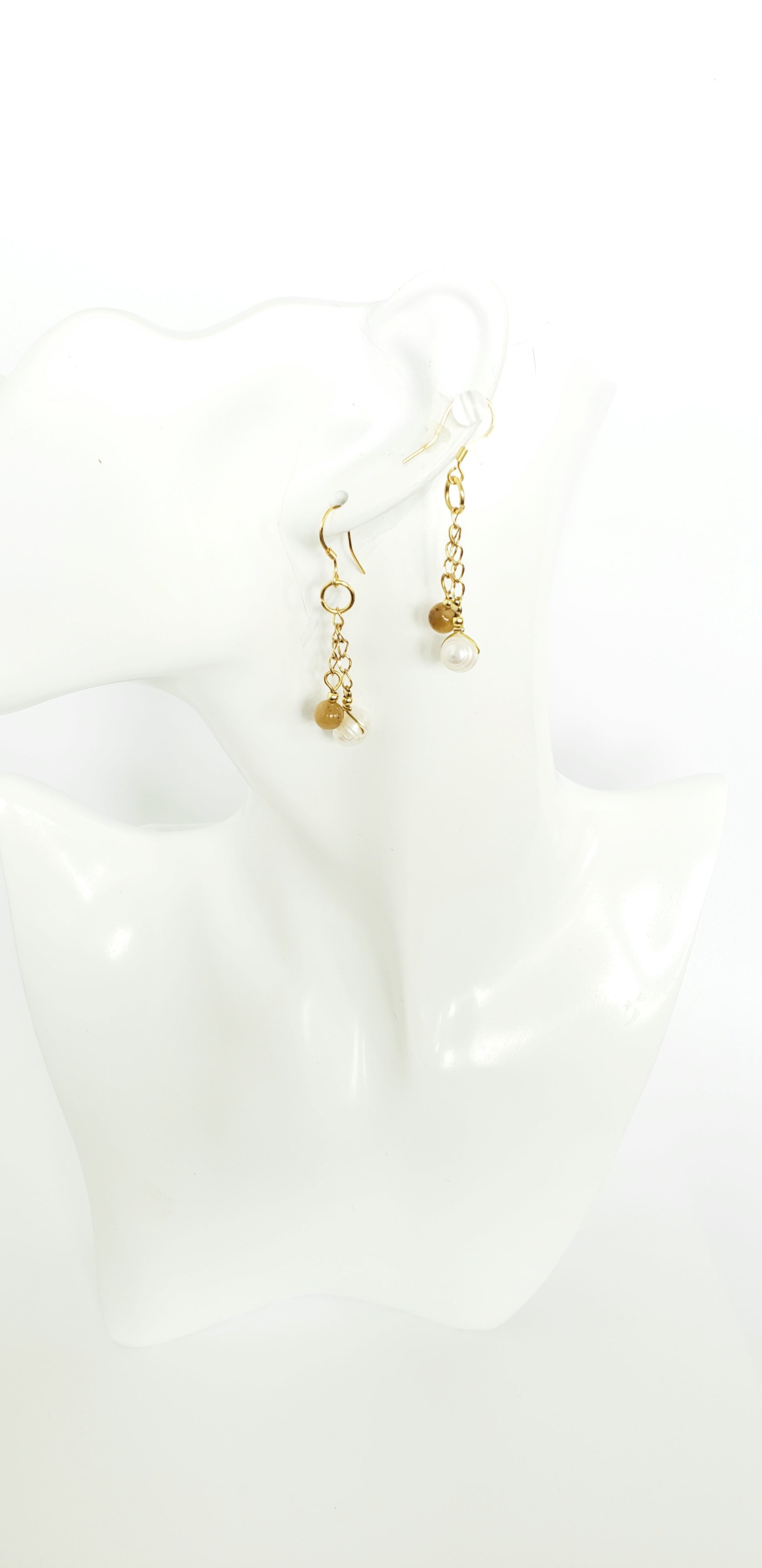 Delicado y Moderno Collar de Perlas de Agua Dulce Con un Toque de Cuarzo en combinación con unos Aretes Largos - K.Beloved LLC
