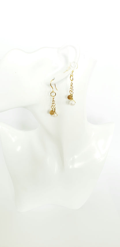 Delicado y Moderno Collar de Perlas de Agua Dulce Con un Toque de Cuarzo en combinación con unos Aretes Largos - K.Beloved LLC