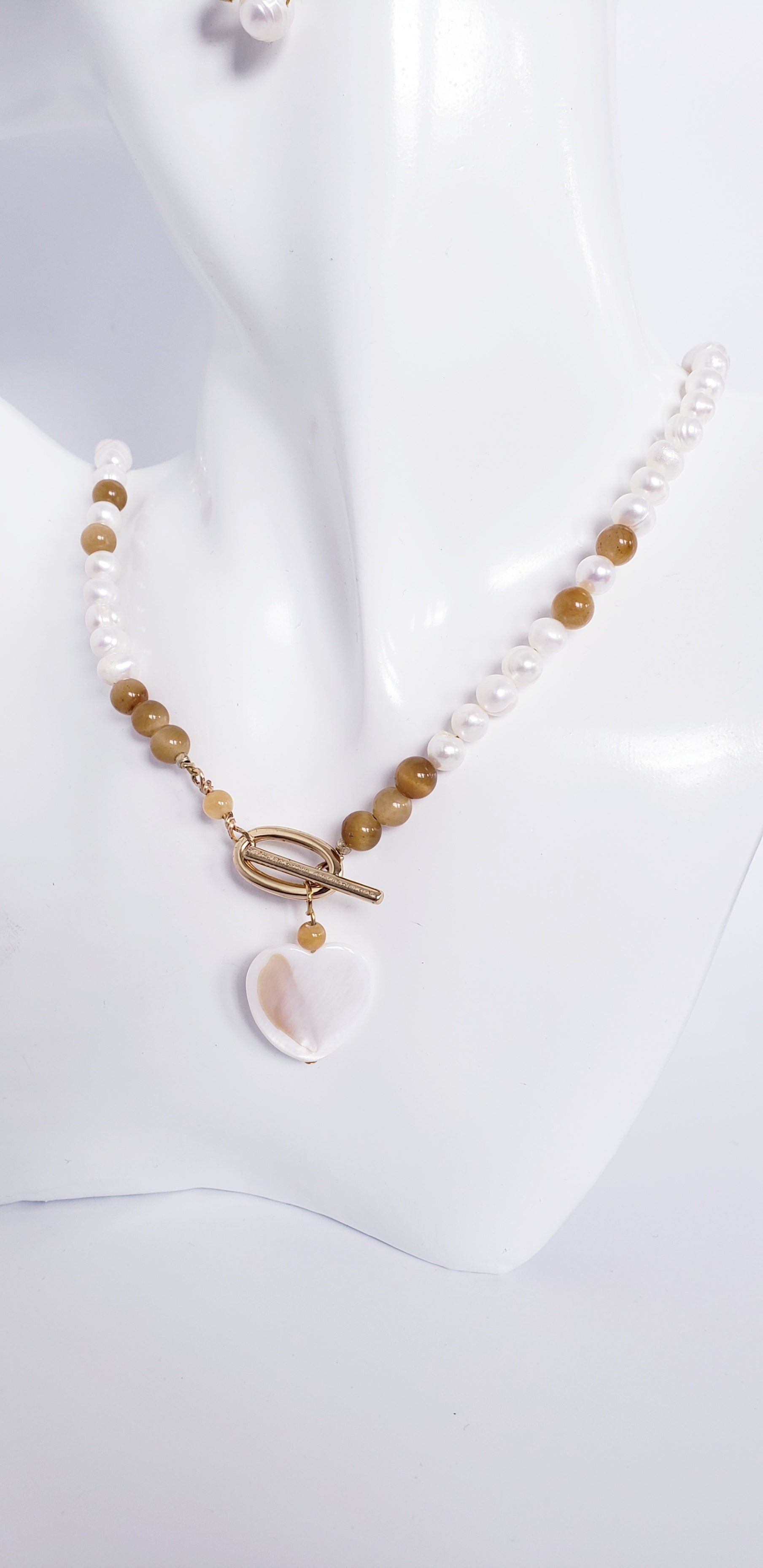 Delicado y Moderno Collar de Perlas de Agua Dulce Con un Toque de Cuarzo en combinación con unos Aretes Largos - K.Beloved LLC