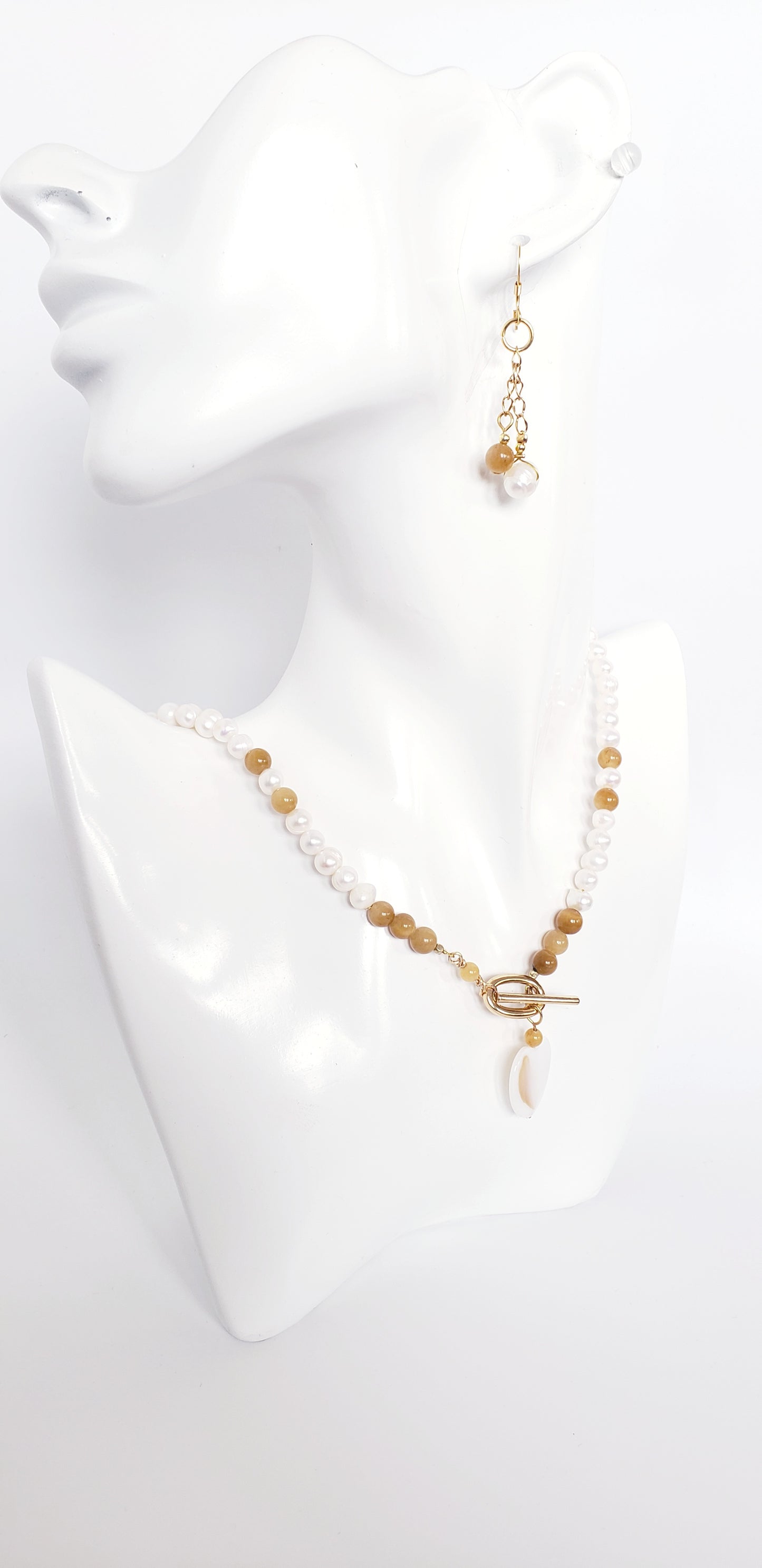 Delicado y Moderno Collar de Perlas de Agua Dulce Con un Toque de Cuarzo en combinación con unos Aretes Largos - K.Beloved LLC