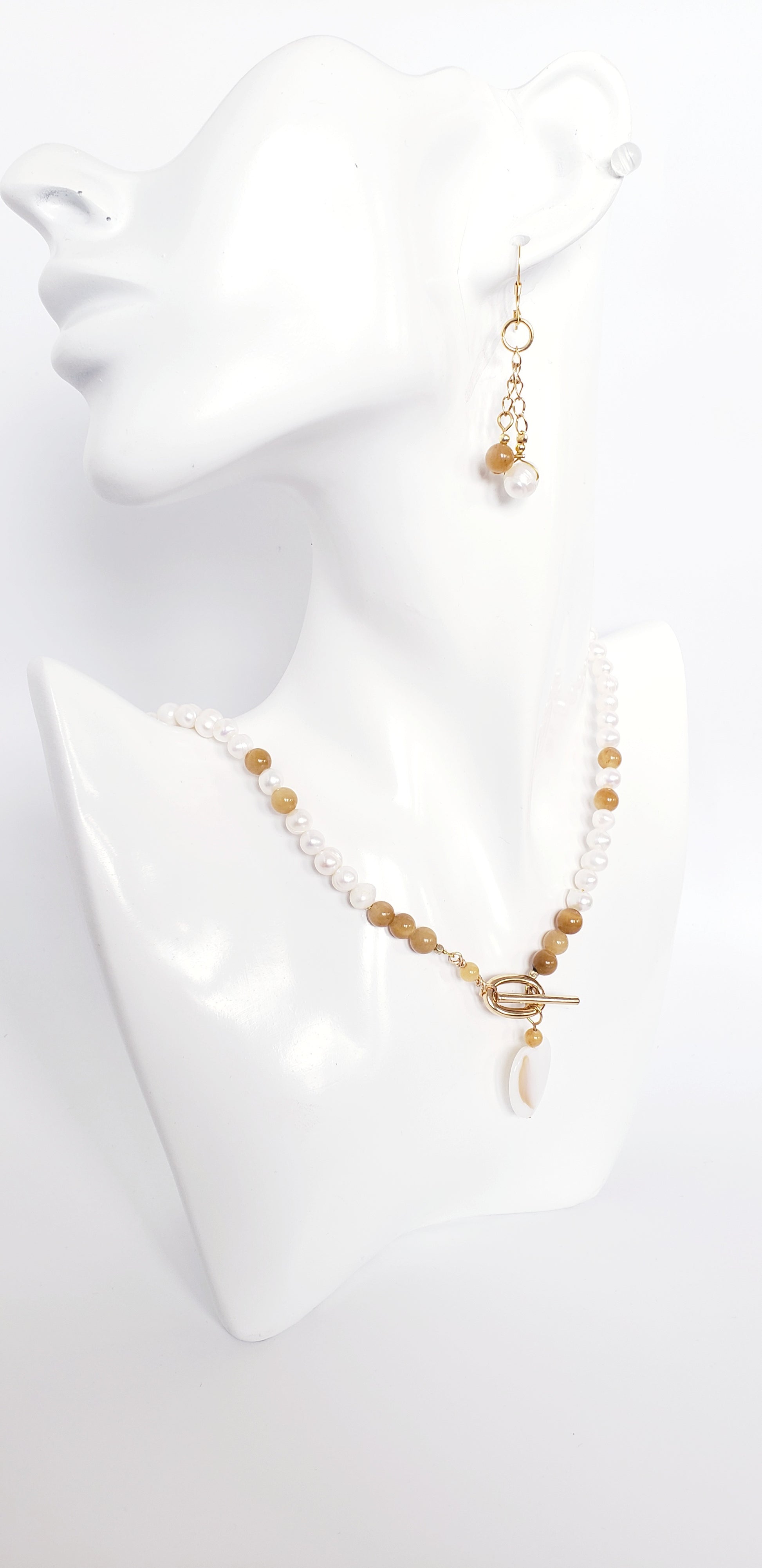 Delicado y Moderno Collar de Perlas de Agua Dulce Con un Toque de Cuarzo en combinación con unos Aretes Largos - K.Beloved LLC
