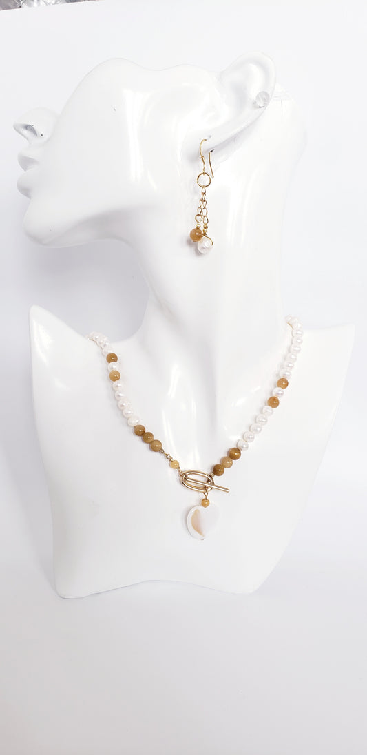 Delicado y Moderno Collar de Perlas de Agua Dulce Con un Toque de Cuarzo en combinación con unos Aretes Largos - K.Beloved LLC