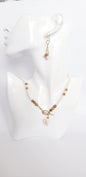 Delicado y Moderno Collar de Perlas de Agua Dulce Con un Toque de Cuarzo en combinación con unos Aretes Largos - K.Beloved LLC