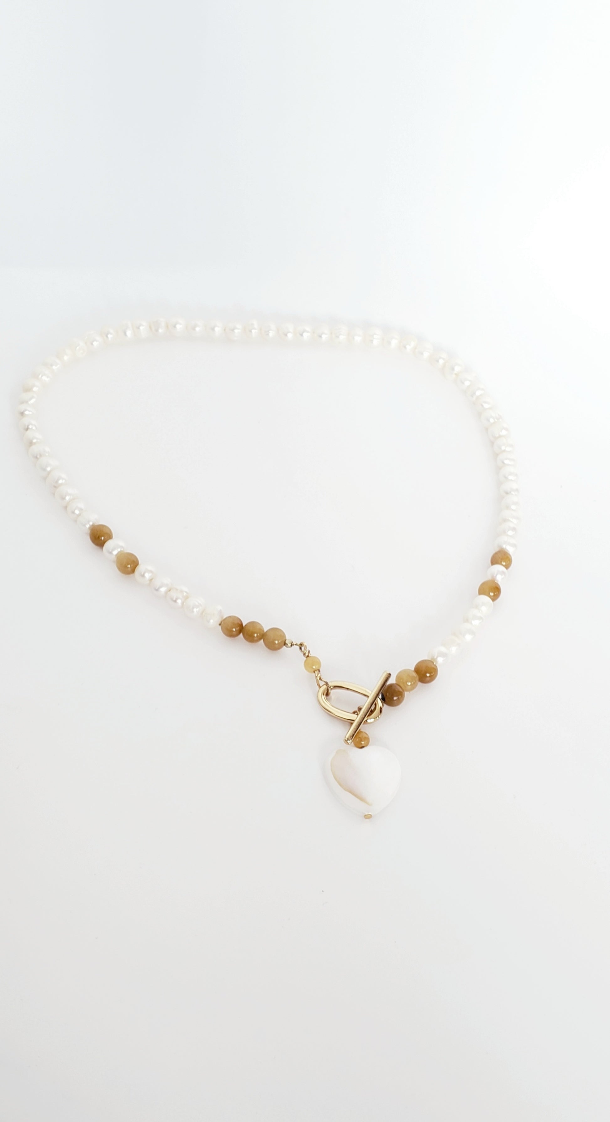 Delicado y Moderno Collar de Perlas de Agua Dulce Con un Toque de Cuarzo en combinación con unos Aretes Largos - K.Beloved LLC