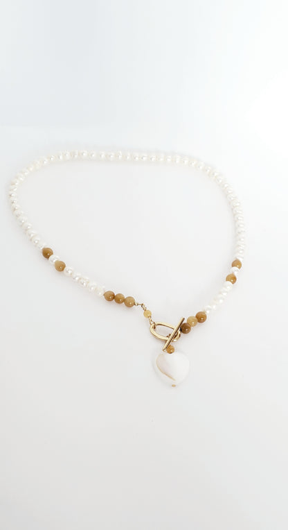 Delicado y Moderno Collar de Perlas de Agua Dulce Con un Toque de Cuarzo en combinación con unos Aretes Largos - K.Beloved LLC
