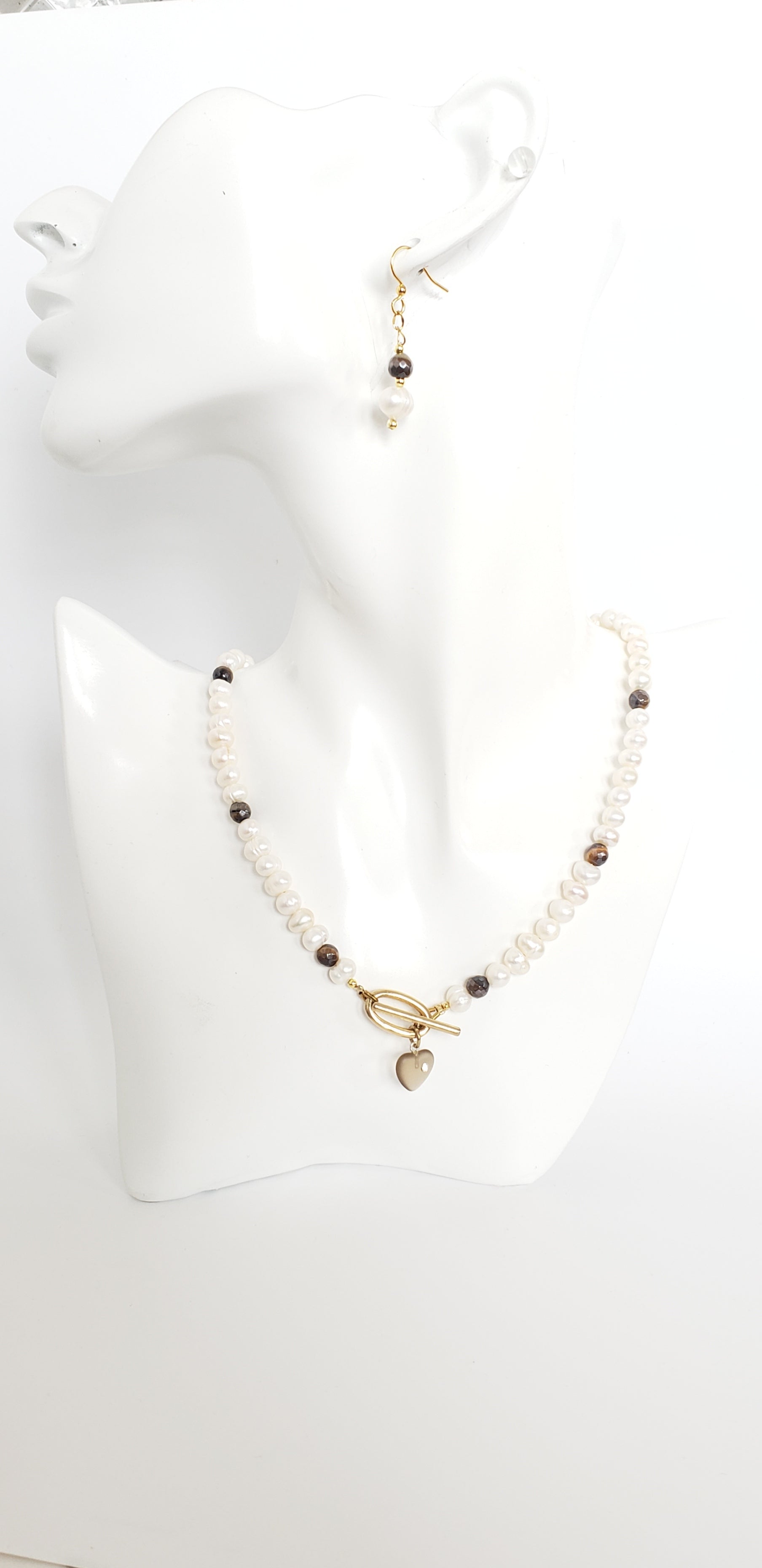 **Brilla con Estilo: Gargantilla y Aretes de Perlas y Tiger Eye, ¡Un equilibrio perfecto entre delicadeza y carácter! - K.Beloved LLC