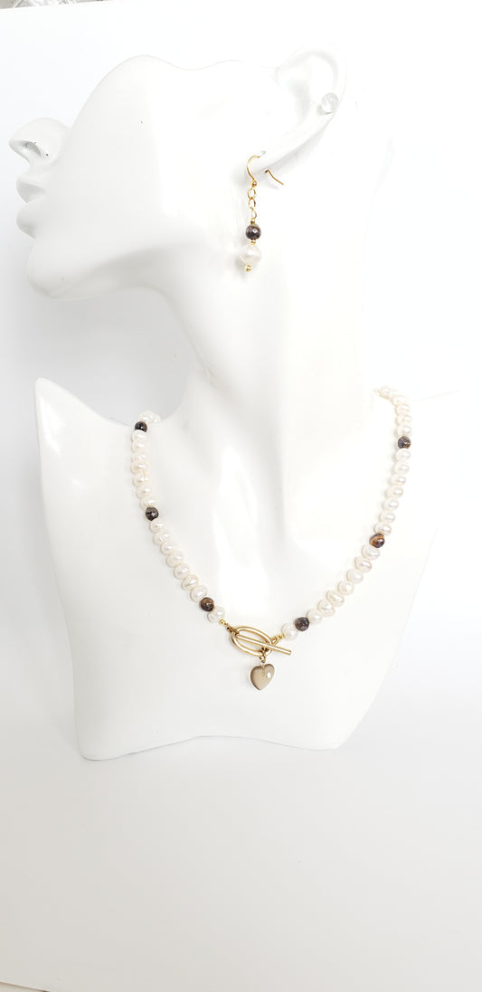 **Brilla con Estilo: Gargantilla y Aretes de Perlas y Tiger Eye, ¡Un equilibrio perfecto entre delicadeza y carácter! - K.Beloved LLC
