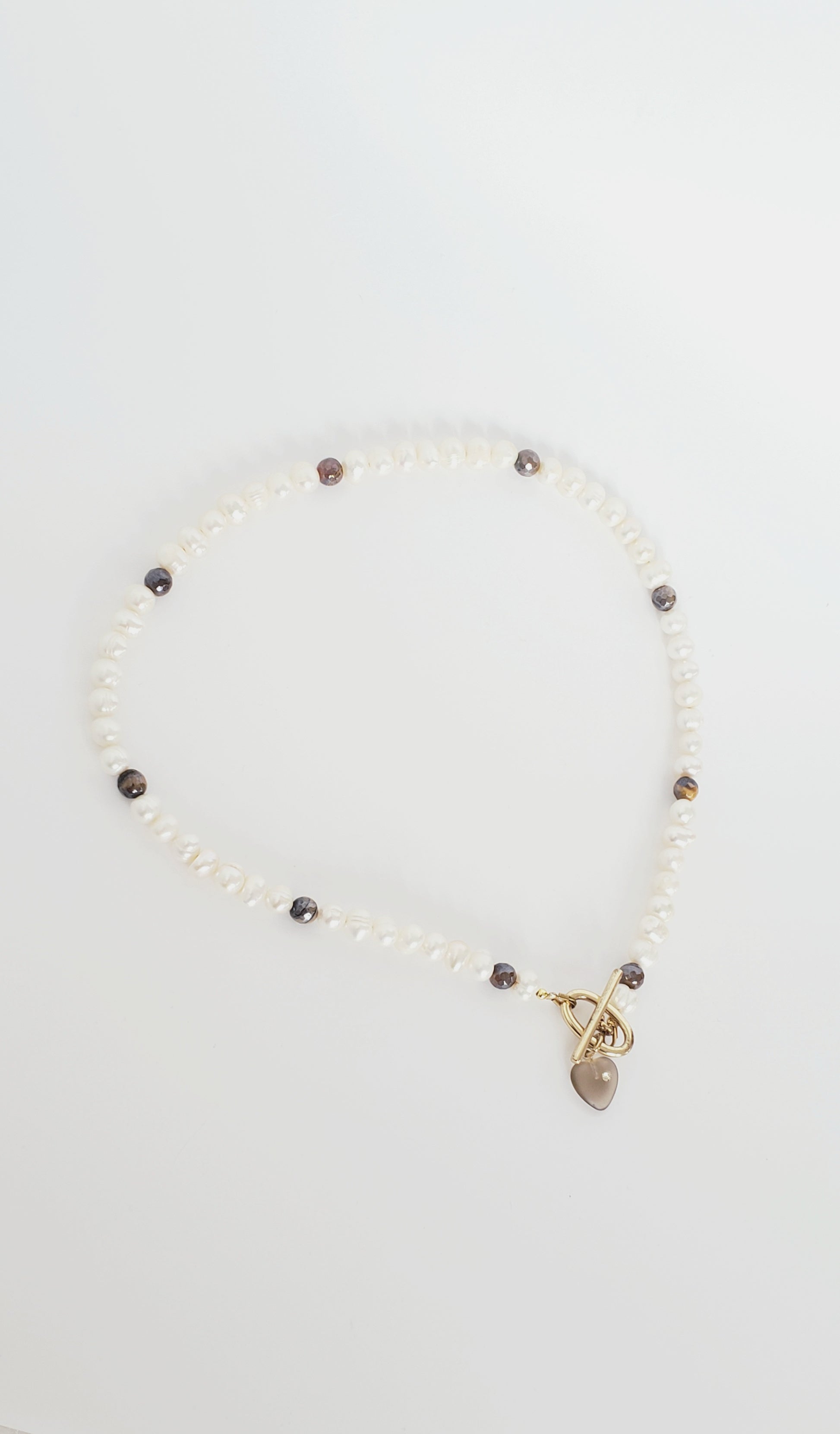 **Brilla con Estilo: Gargantilla y Aretes de Perlas y Tiger Eye, ¡Un equilibrio perfecto entre delicadeza y carácter! - K.Beloved LLC