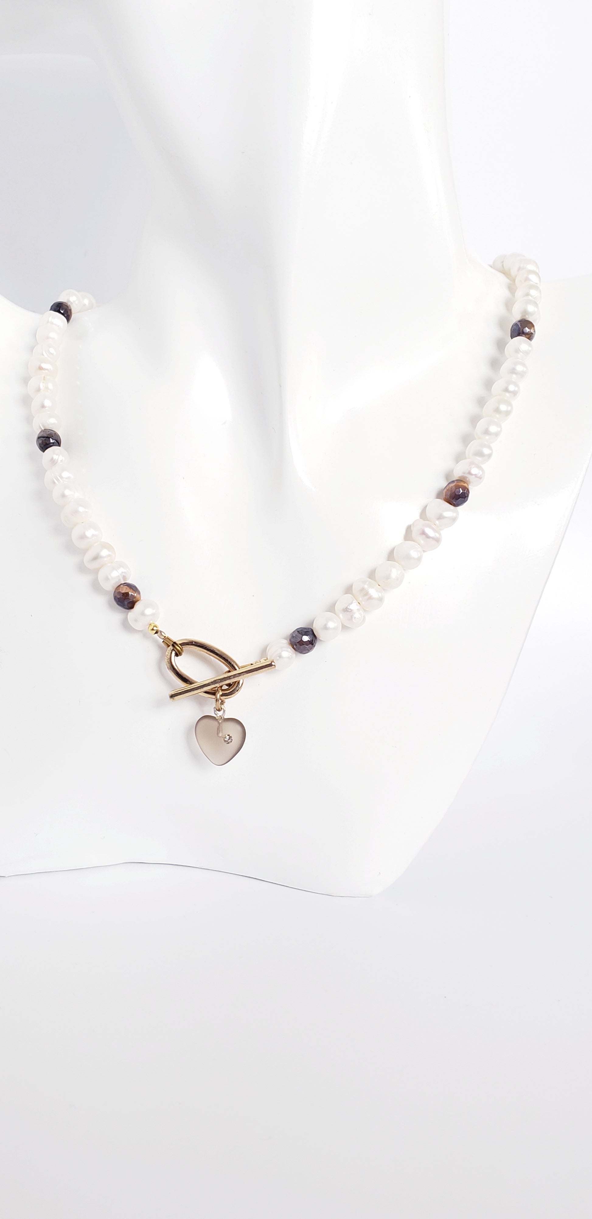 **Brilla con Estilo: Gargantilla y Aretes de Perlas y Tiger Eye, ¡Un equilibrio perfecto entre delicadeza y carácter! - K.Beloved LLC