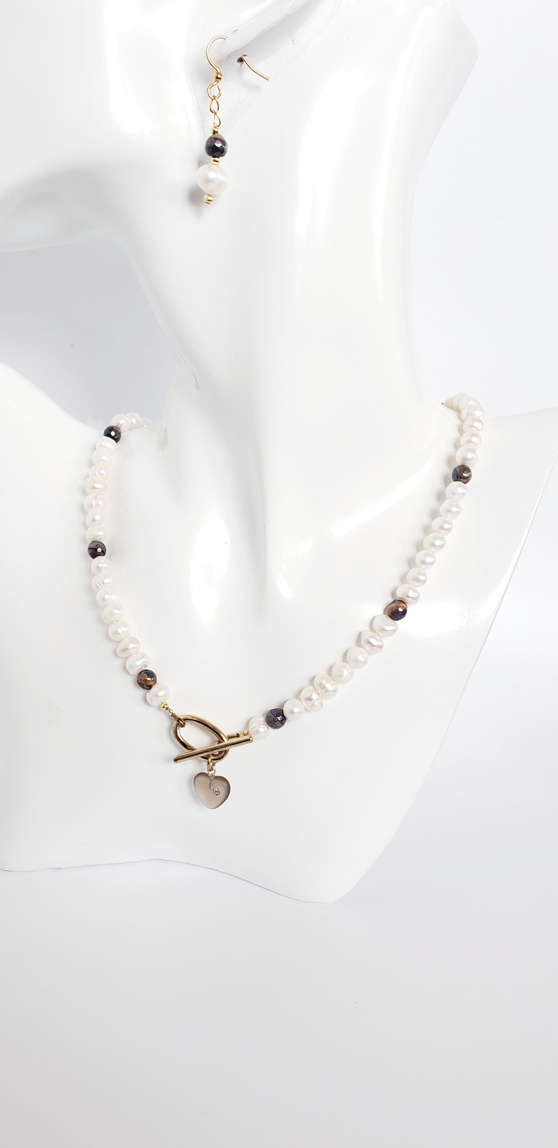 **Brilla con Estilo: Gargantilla y Aretes de Perlas y Tiger Eye, ¡Un equilibrio perfecto entre delicadeza y carácter! - K.Beloved LLC