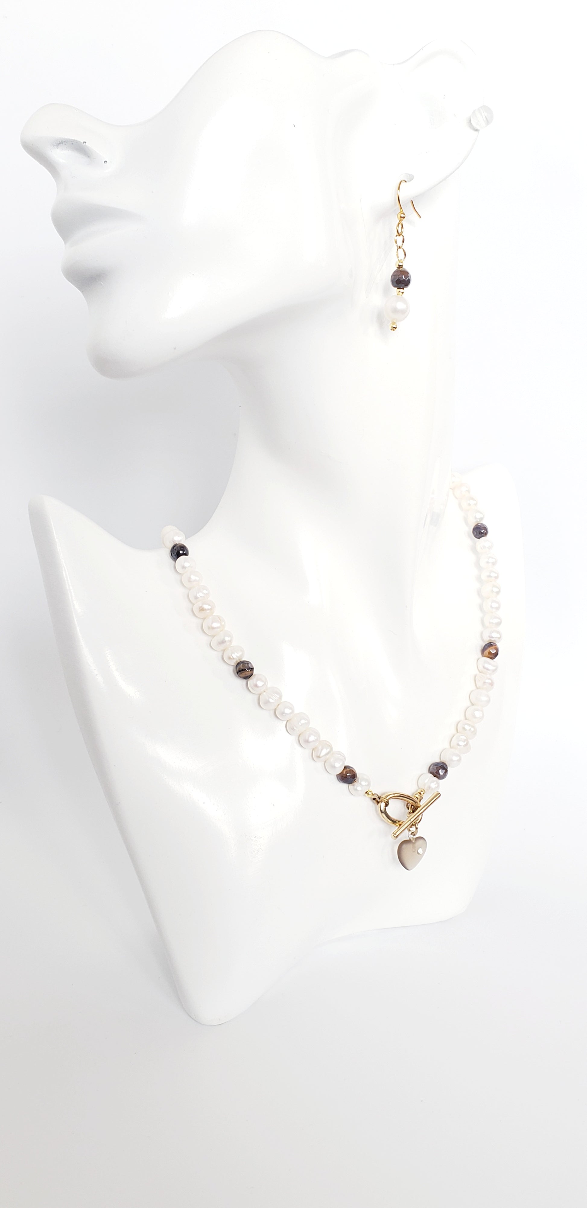 **Brilla con Estilo: Gargantilla y Aretes de Perlas y Tiger Eye, ¡Un equilibrio perfecto entre delicadeza y carácter! - K.Beloved LLC