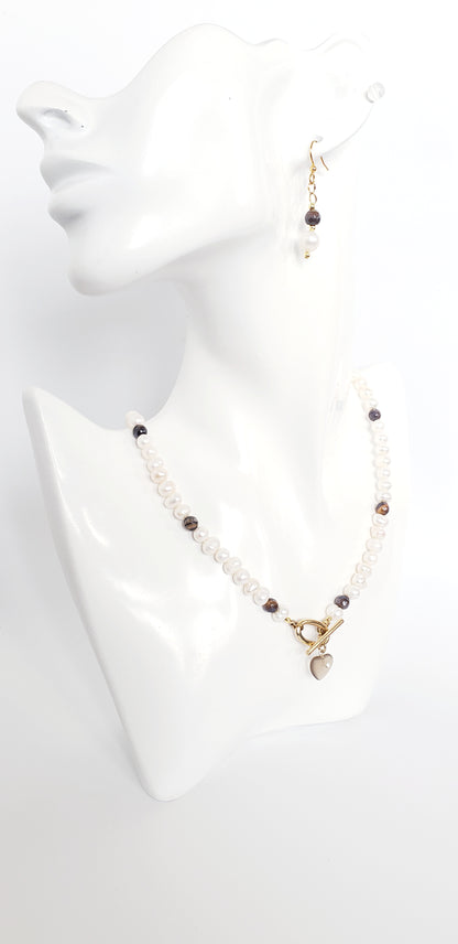 **Brilla con Estilo: Gargantilla y Aretes de Perlas y Tiger Eye, ¡Un equilibrio perfecto entre delicadeza y carácter! - K.Beloved LLC