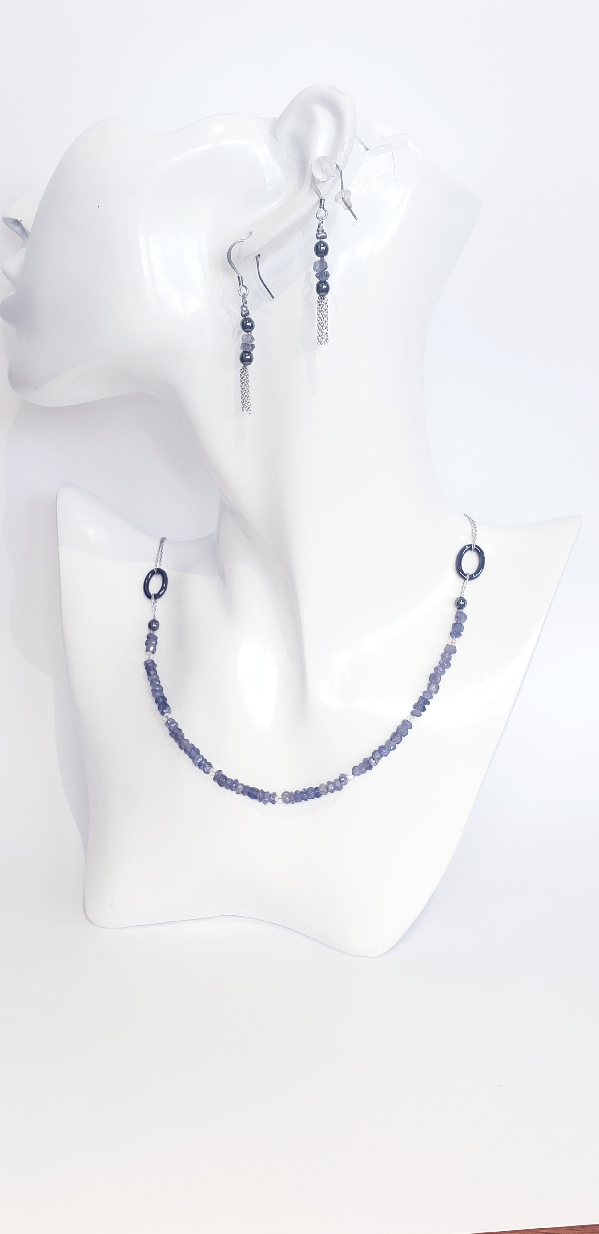 Dale un toque Delicado a tu Estilo con este hermoso Collar Combinado con sus Aretes en Plata 925 y delicada Piedra Iolite - K.Beloved LLC