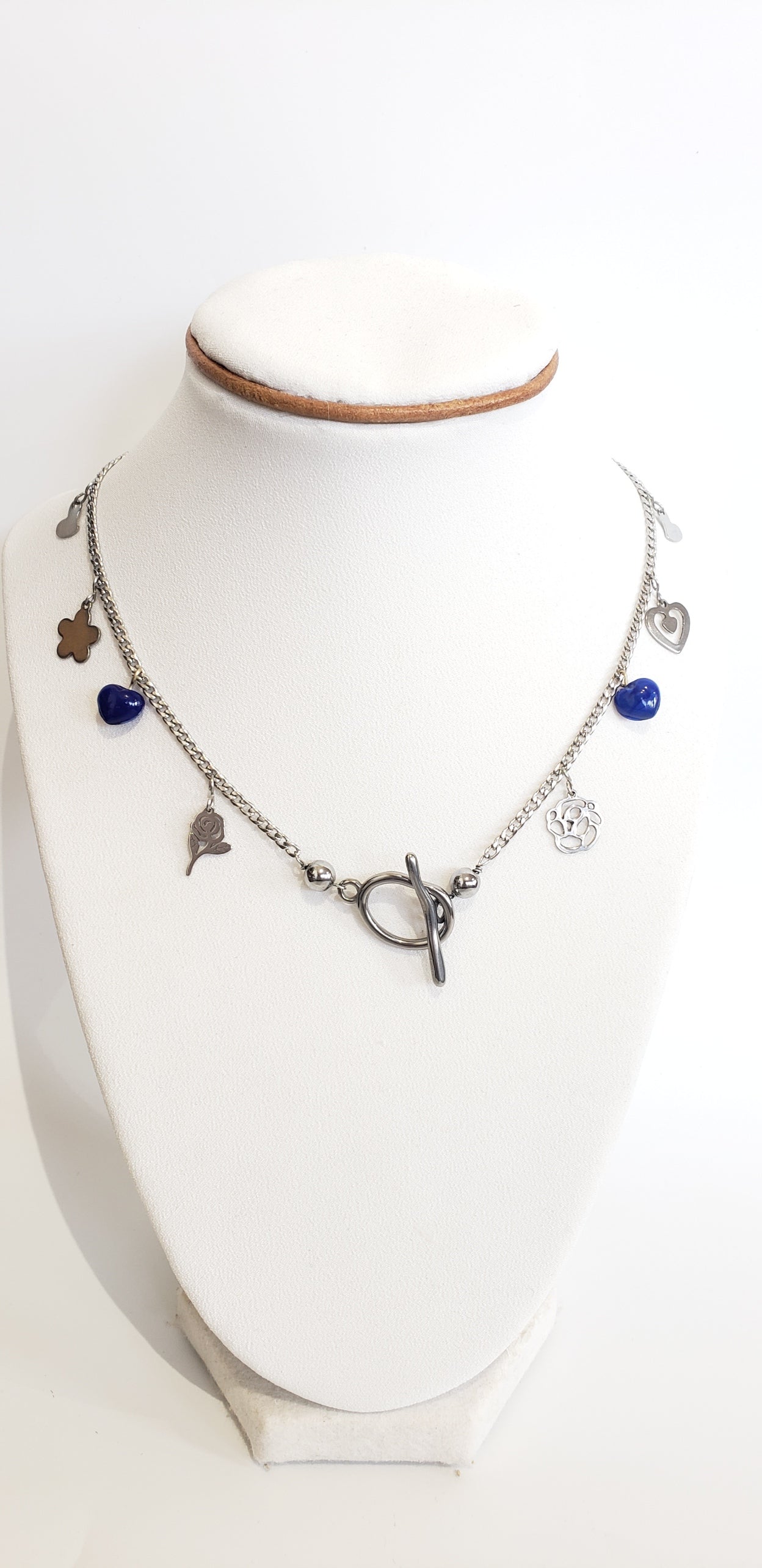 Collar en Acero Inoxidable con Encantadores Dijes de Flores y Corazones. - K.Beloved LLC