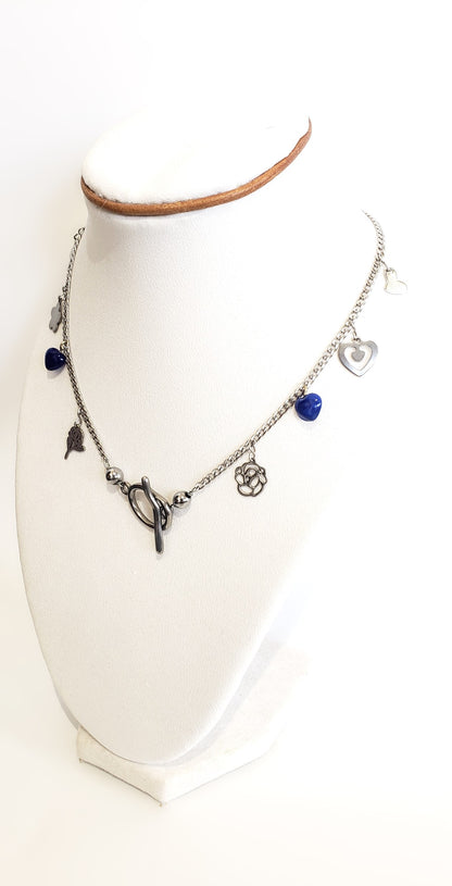 Collar en Acero Inoxidable con Encantadores Dijes de Flores y Corazones. - K.Beloved LLC