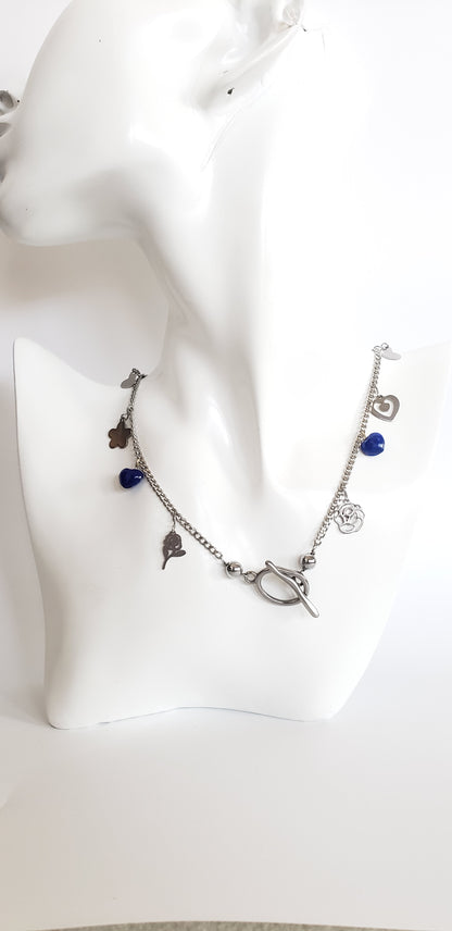 Collar en Acero Inoxidable con Encantadores Dijes de Flores y Corazones. - K.Beloved LLC