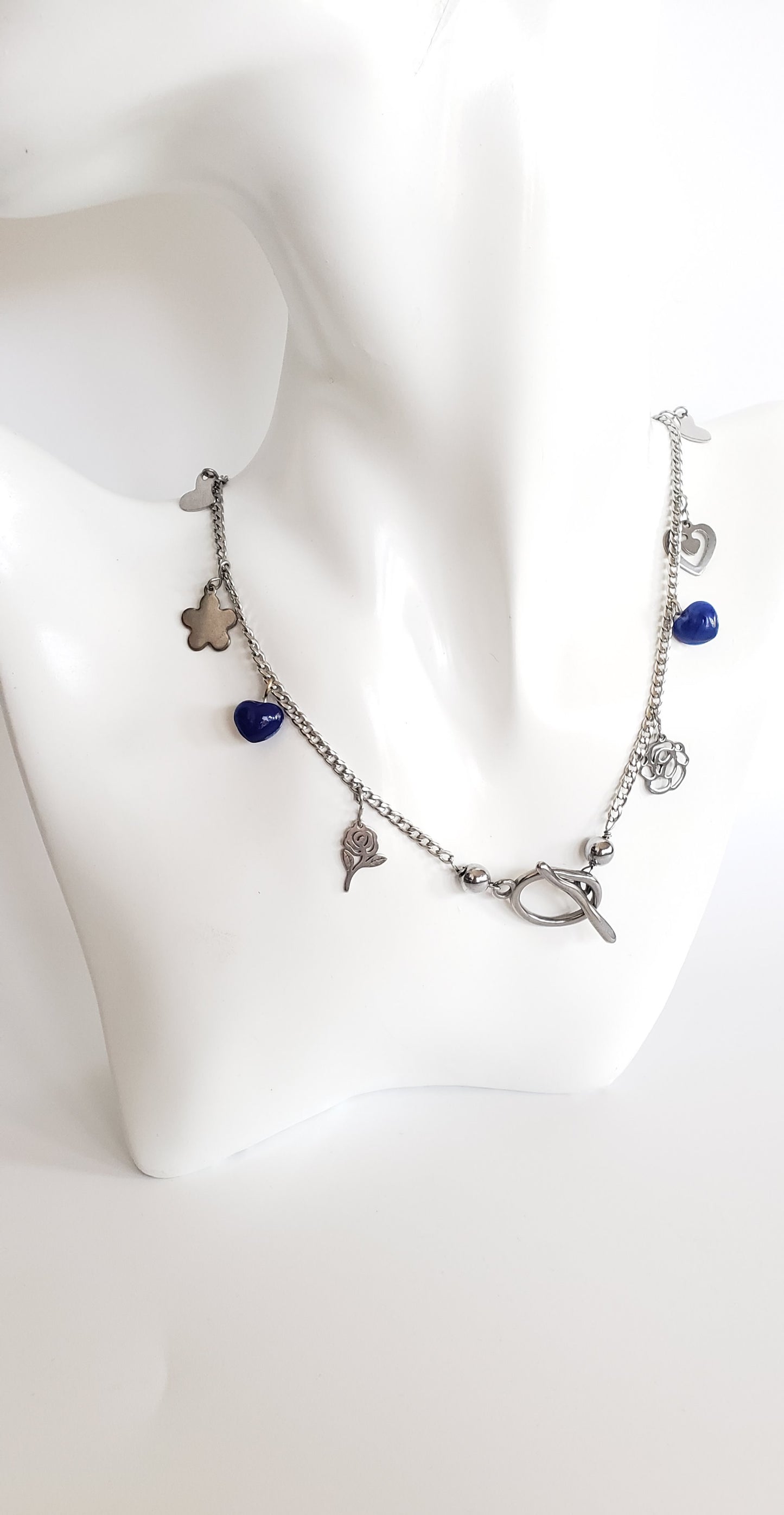 Collar en Acero Inoxidable con Encantadores Dijes de Flores y Corazones. - K.Beloved LLC