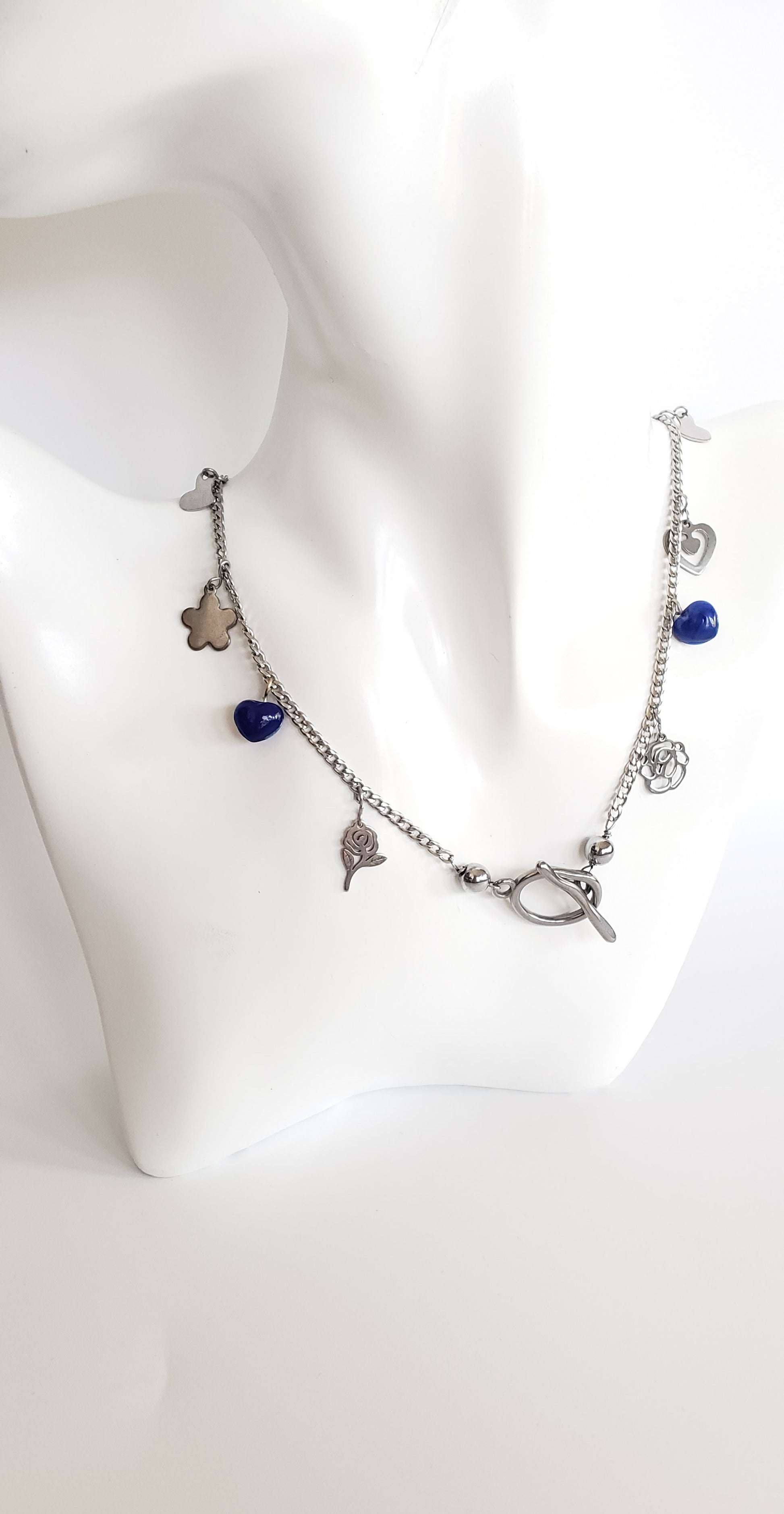Collar en Acero Inoxidable con Encantadores Dijes de Flores y Corazones. - K.Beloved LLC