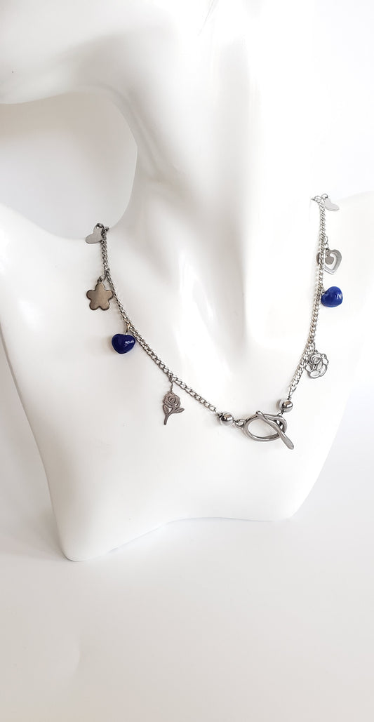 Collar en Acero Inoxidable con Encantadores Dijes de Flores y Corazones. - K.Beloved LLC