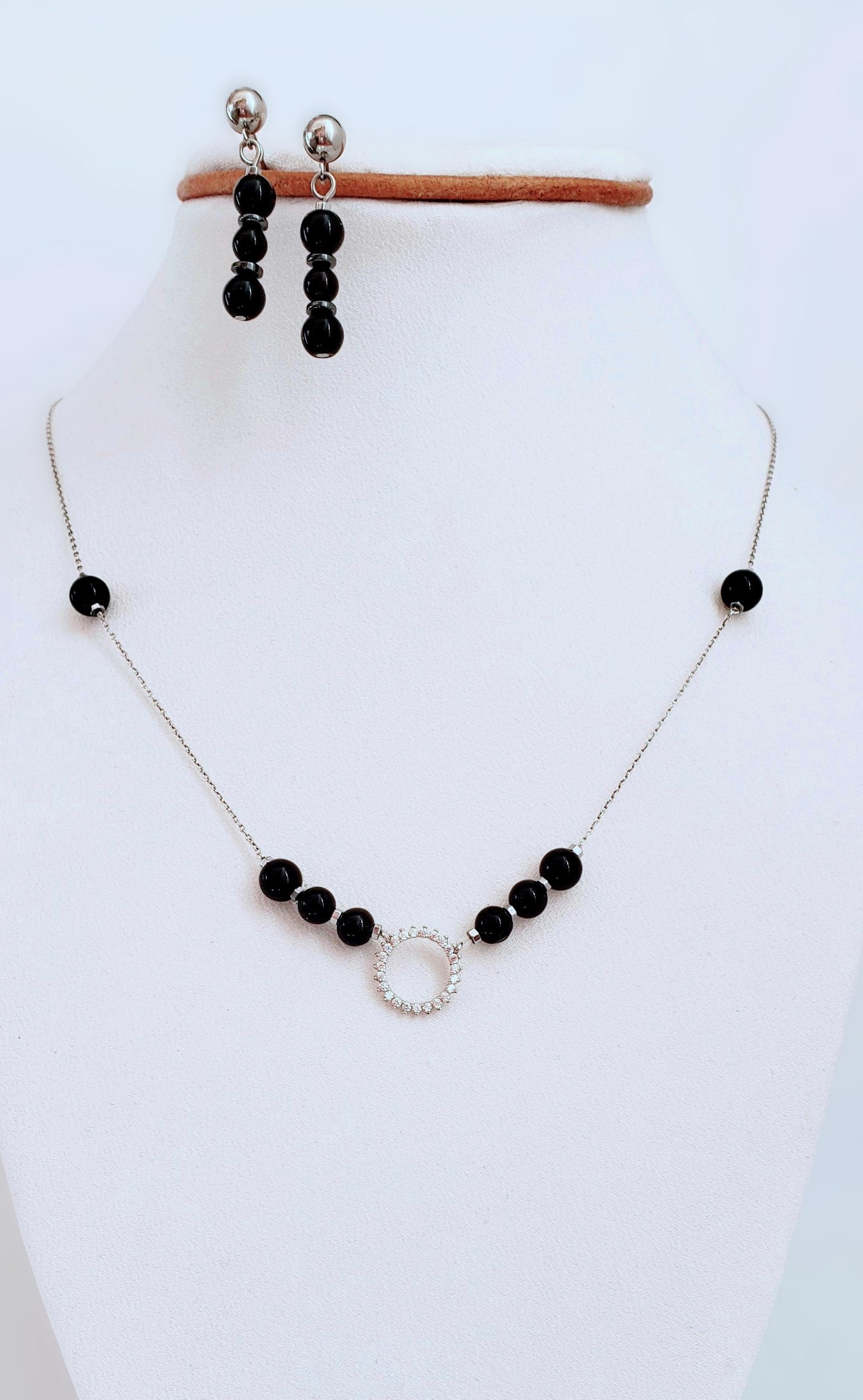 Dúo de impacto: Collar y aretes de Ágate Negra, el toque elegante y versátil que tu estilo necesita - K.Beloved LLC