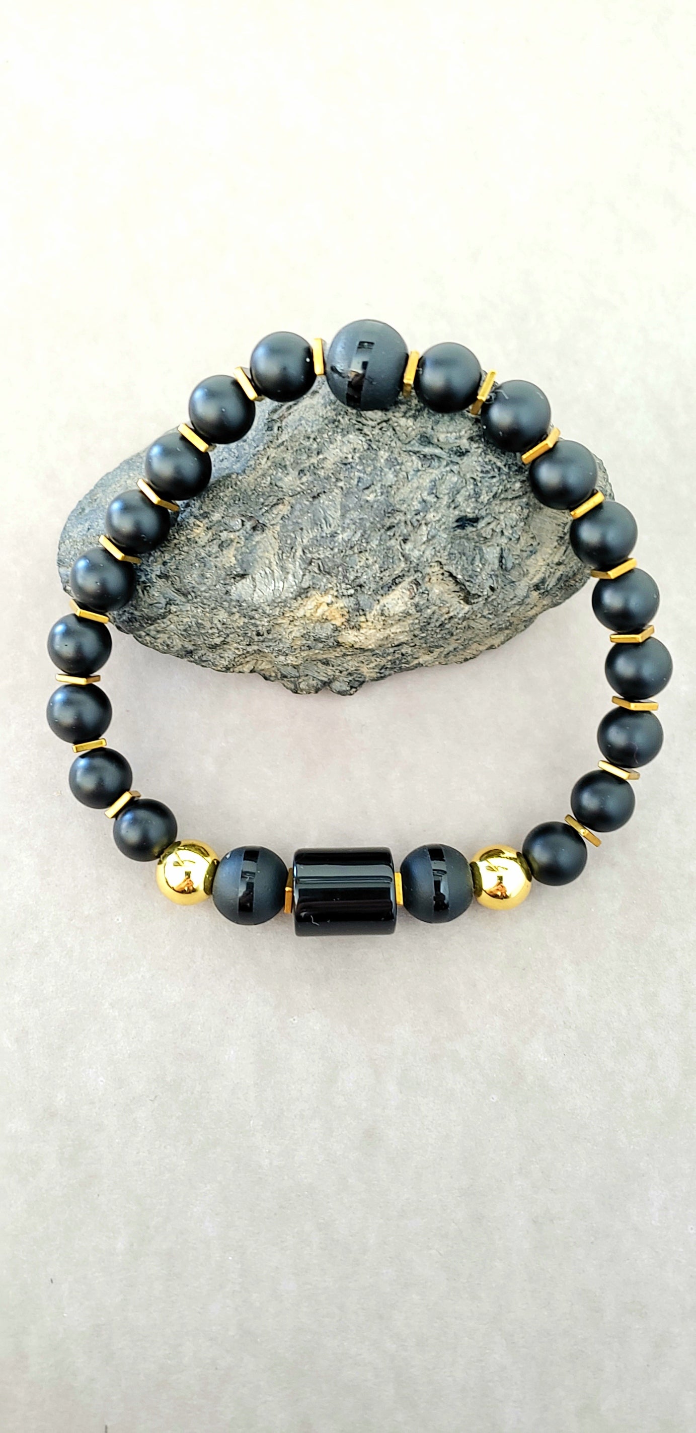 Esta pulsera impresionante combina piedras de gran significado, ideal para hombres que buscan proyectar confianza, estilo y fortaleza en cada detalle. - K.Beloved LLC