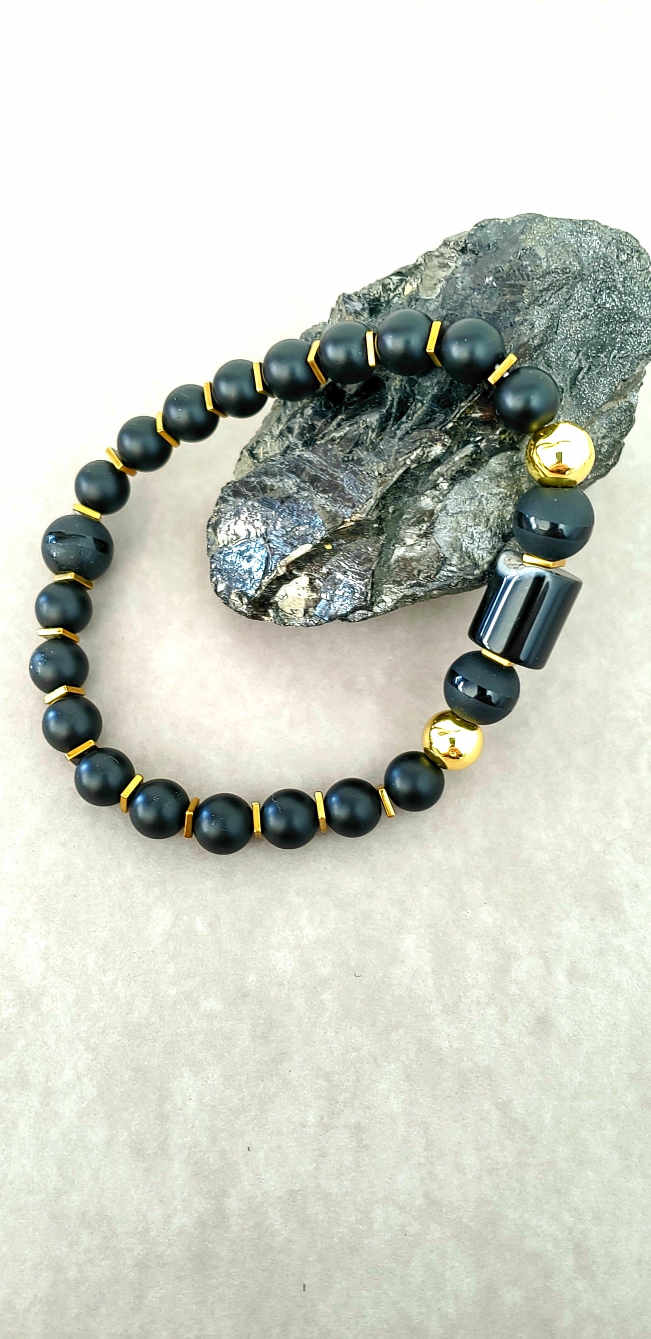 Esta pulsera impresionante combina piedras de gran significado, ideal para hombres que buscan proyectar confianza, estilo y fortaleza en cada detalle. - K.Beloved LLC