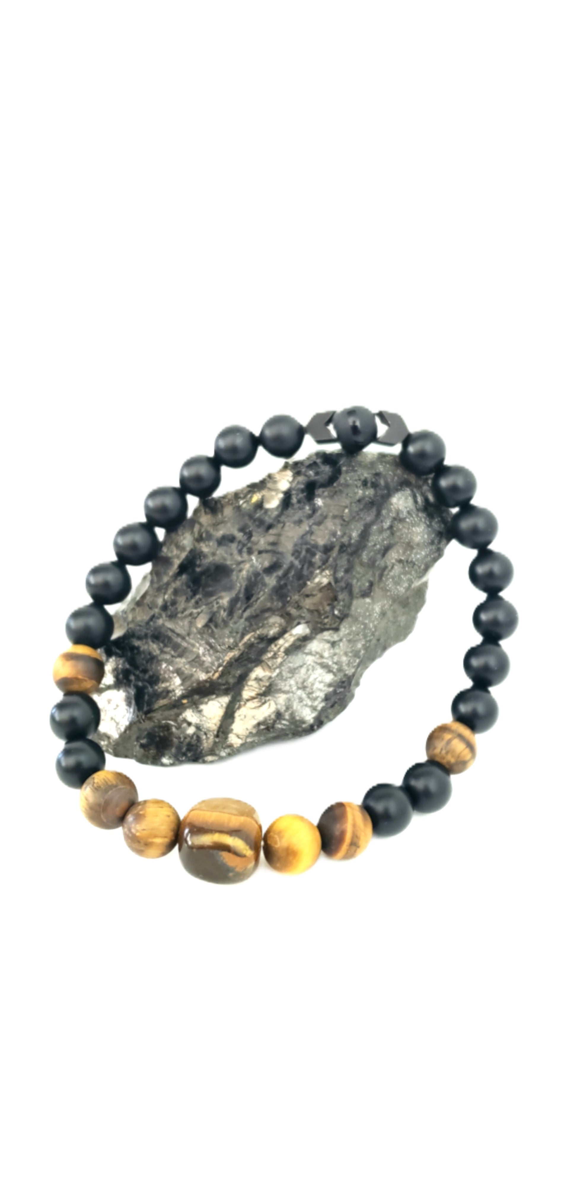 Esta pulsera única combina el elegante Ojo de Tigre Amarillo Mate, una piedra poderosa que aporta no solo estilo, sino también un profundo significado espiritual y energético. - K.Beloved LLC